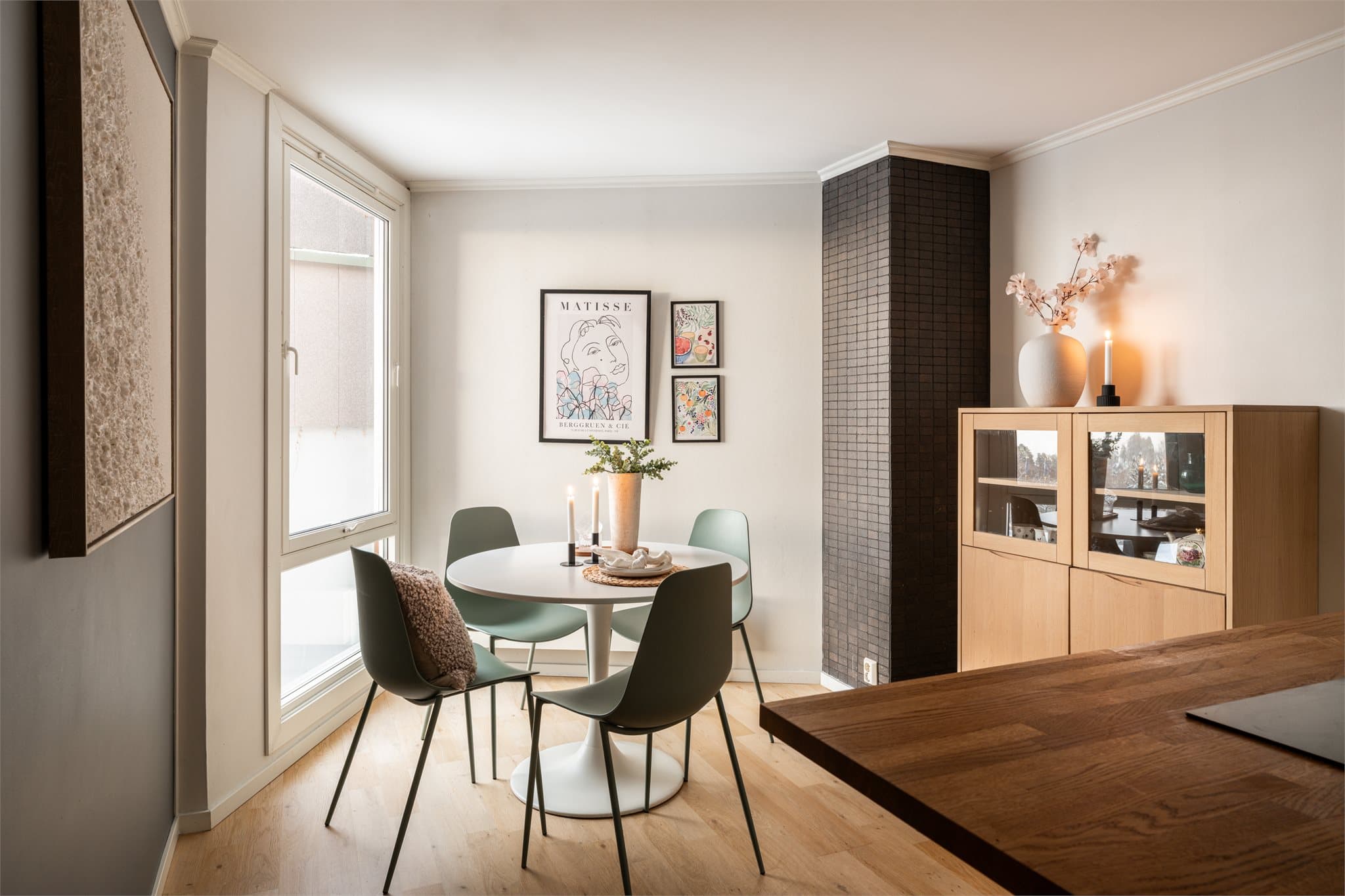 I tilknytning til kjøkkenet er det en lys og trivelig spiseplass.