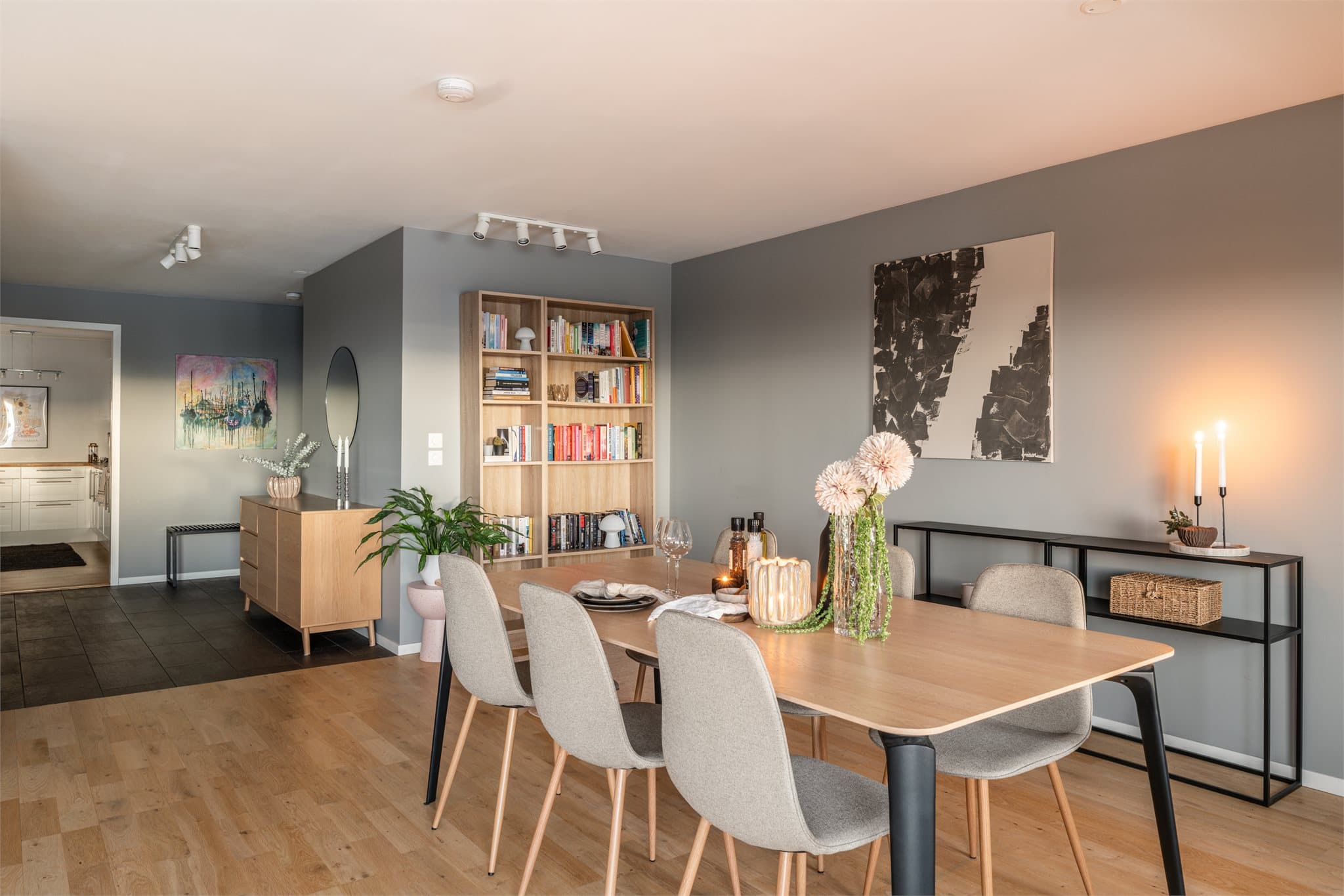 Spisestuen er en naturlig del av det store oppholdsrommet, med plass til mange gjester.