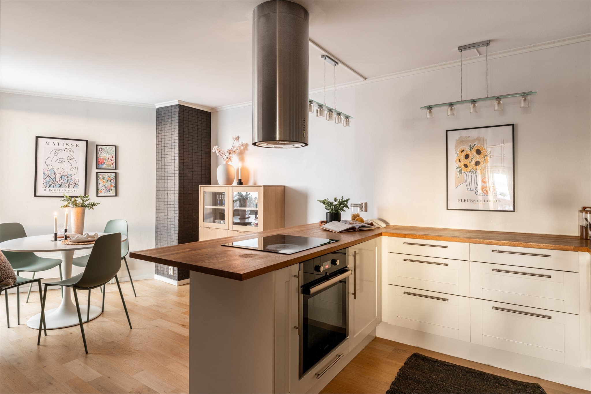 Leiligheten har en sosial, åpen løsning mellom kjøkken og stue, med god plass til spisebord.