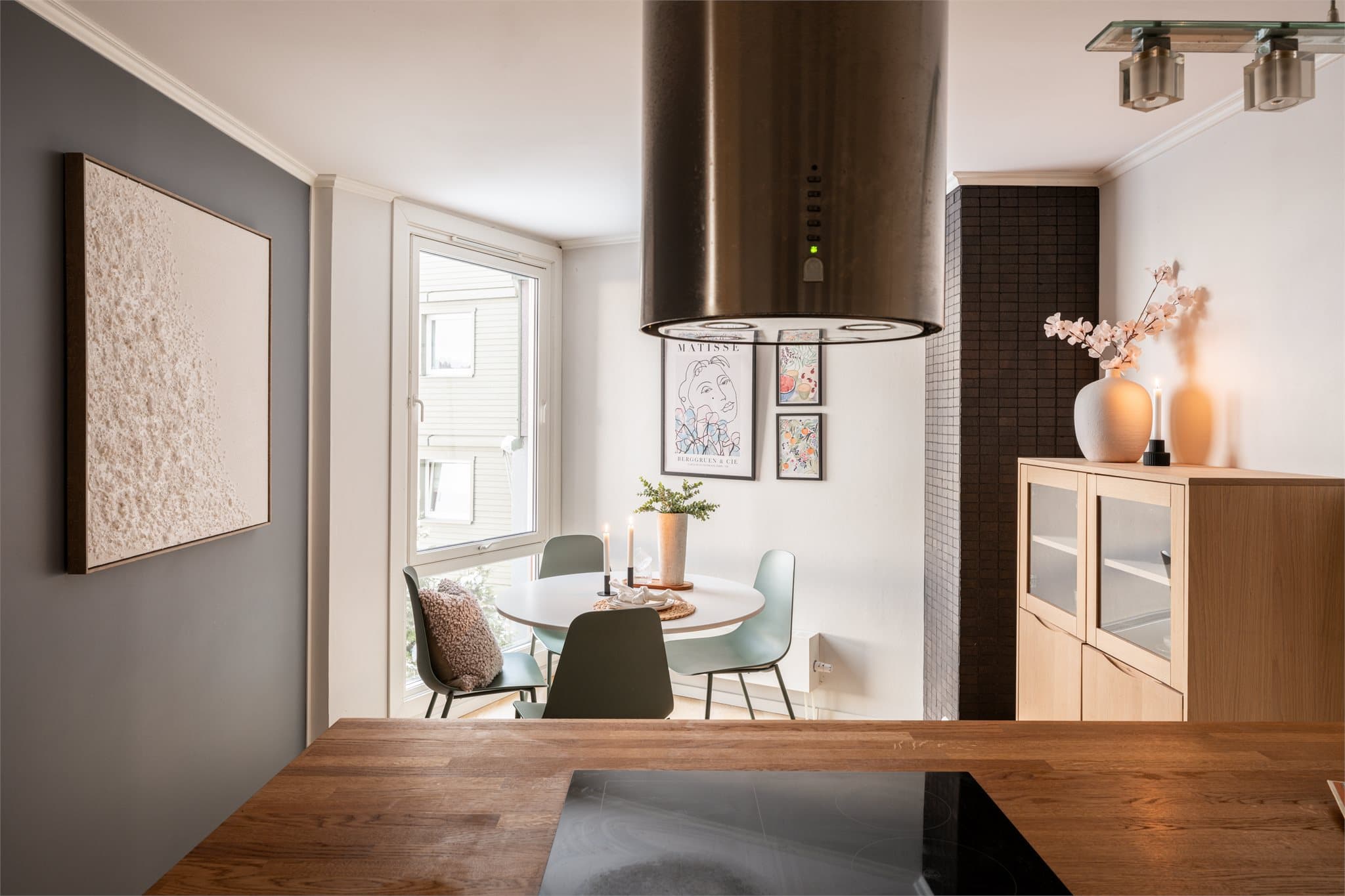 Den åpne løsningen sikrer god kontakt mellom den som lager mat og gjestene ved spisebordet.