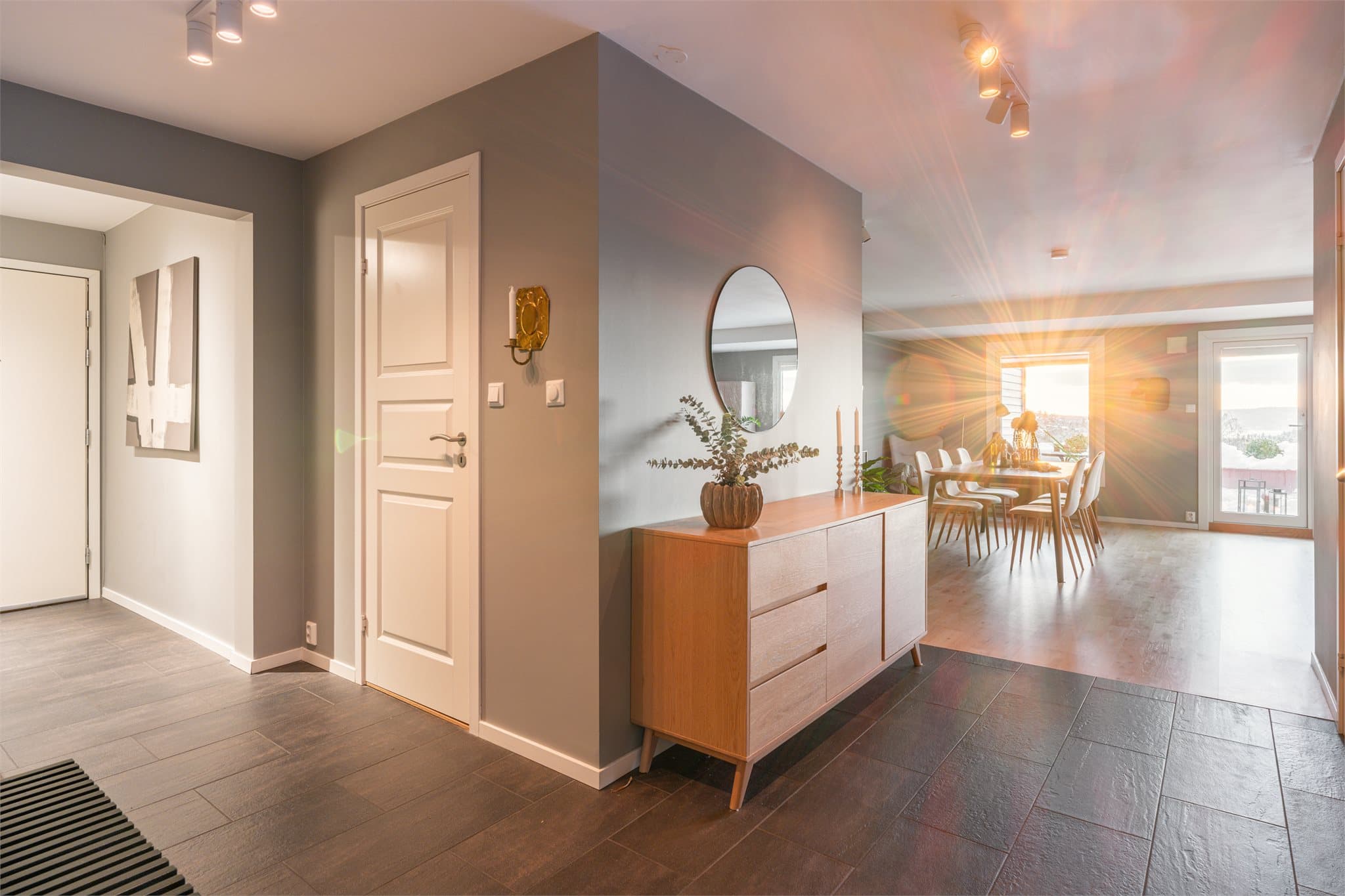 Flislagt gulv i gangen er både slitesterkt og enkelt å vedlikeholde i en aktiv hverdag.