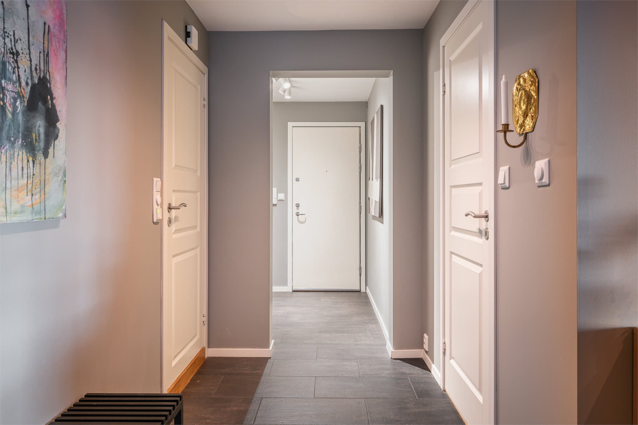 Du ønskes velkommen inn i en lys og romslig entré med god plass til garderobeløsninger.