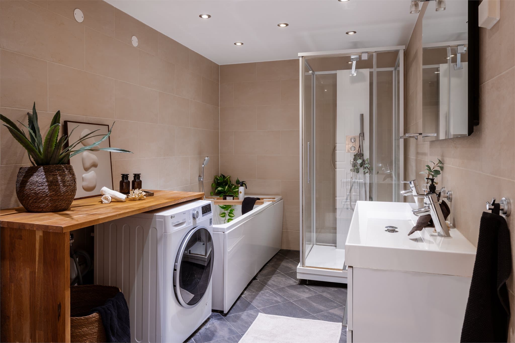 Badet har opplegg for vaskemaskin og en praktisk benkeløsning for klesvask.