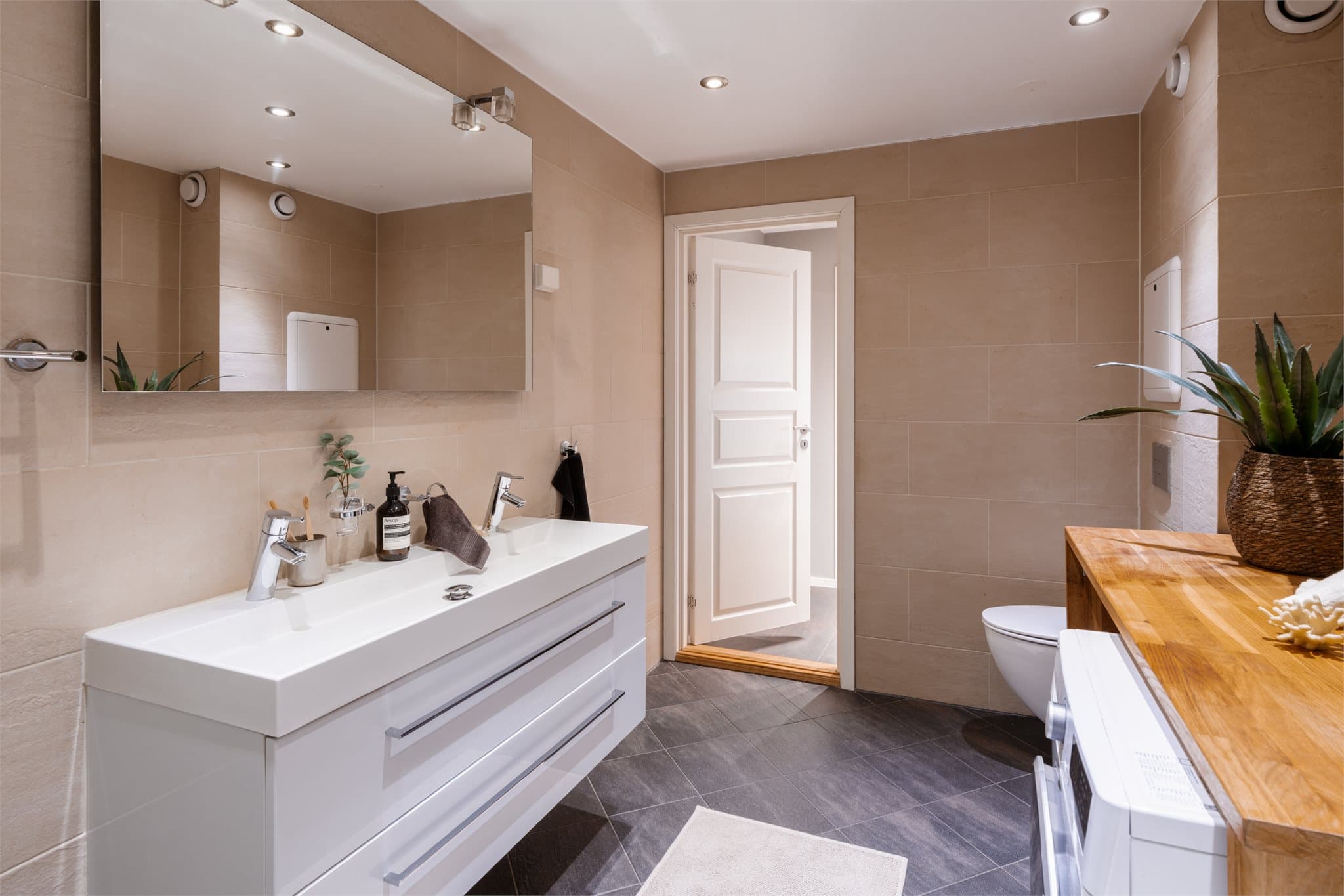 Downlights i taket gir god belysning, og det er varme i gulvet.