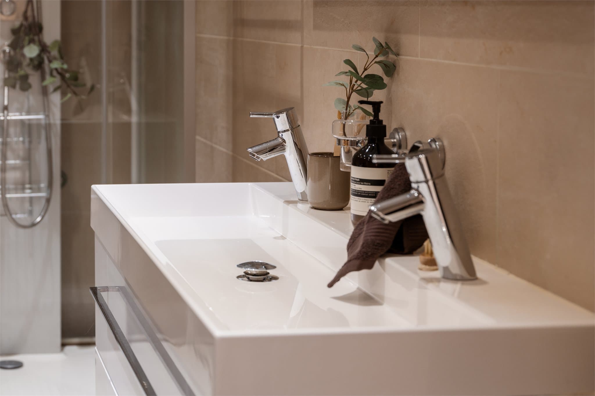 Dobbel servant med romslige skuffer gir god oppbevaringsplass.