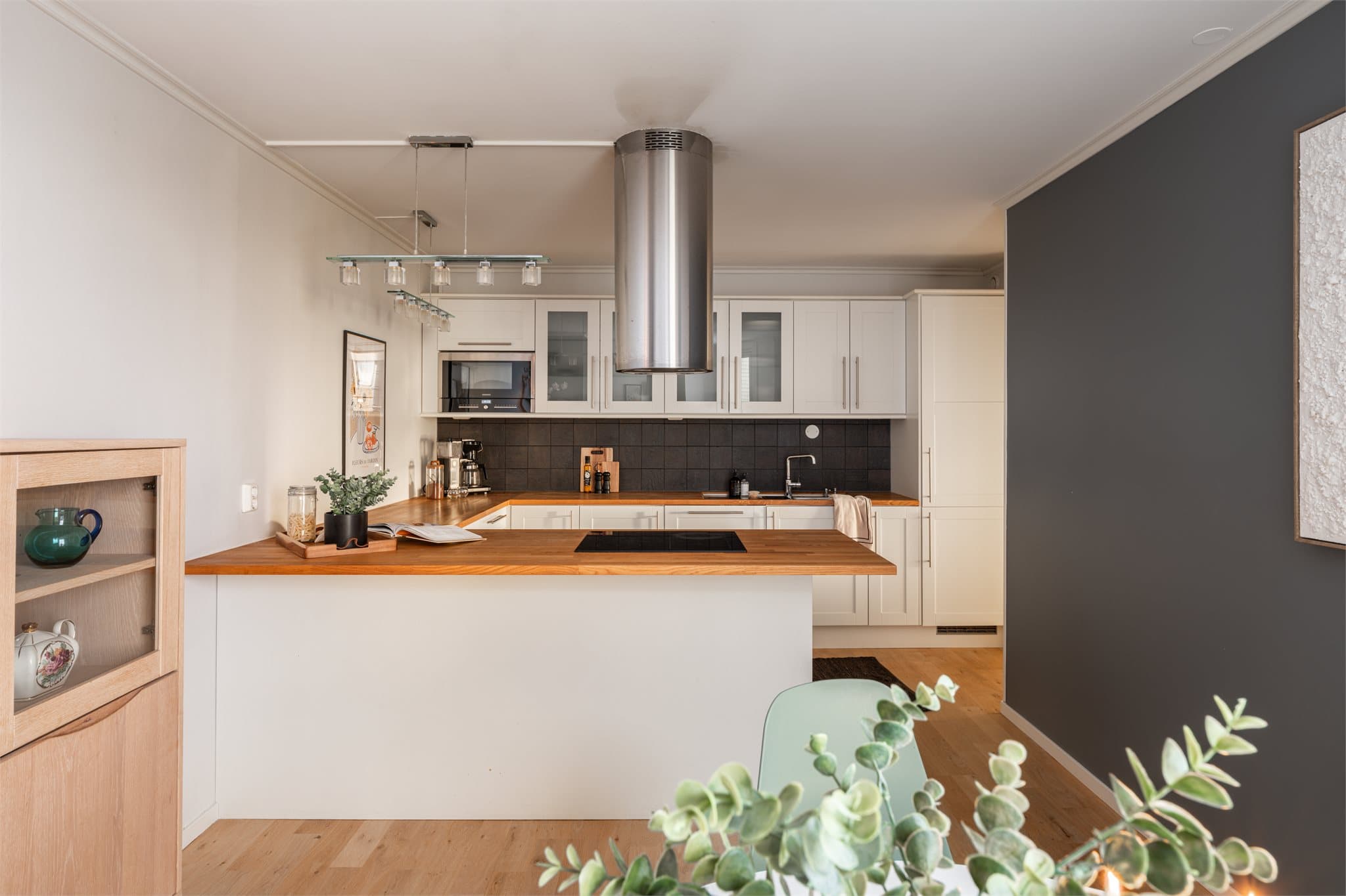 Kjøkkenhalvøya fungerer som en naturlig romdeler og gir ekstra arbeidsflate.