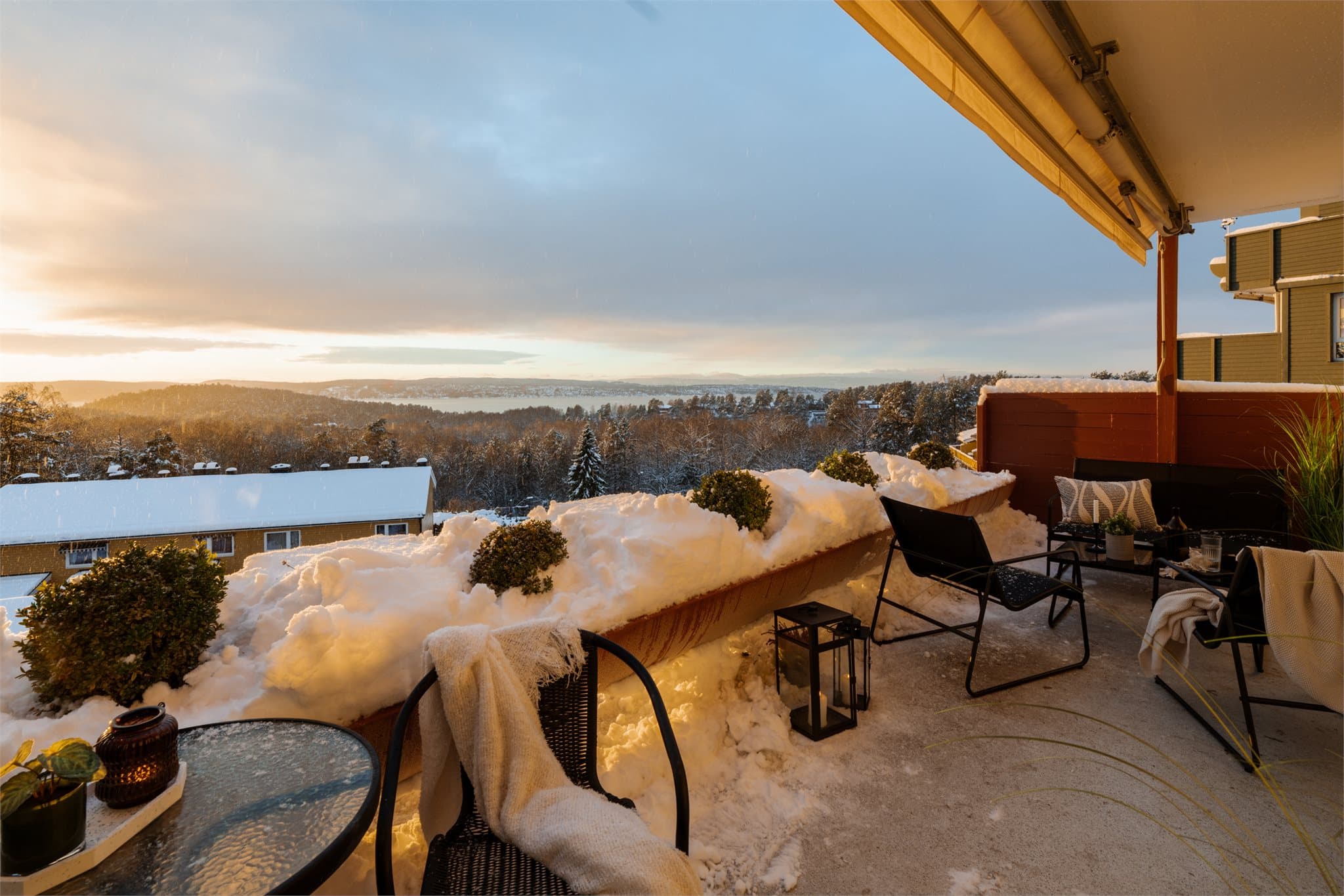 Anya Martinsen v. Emera Eiendomsmegling ønsker velkommen til Sloreåsen 8.