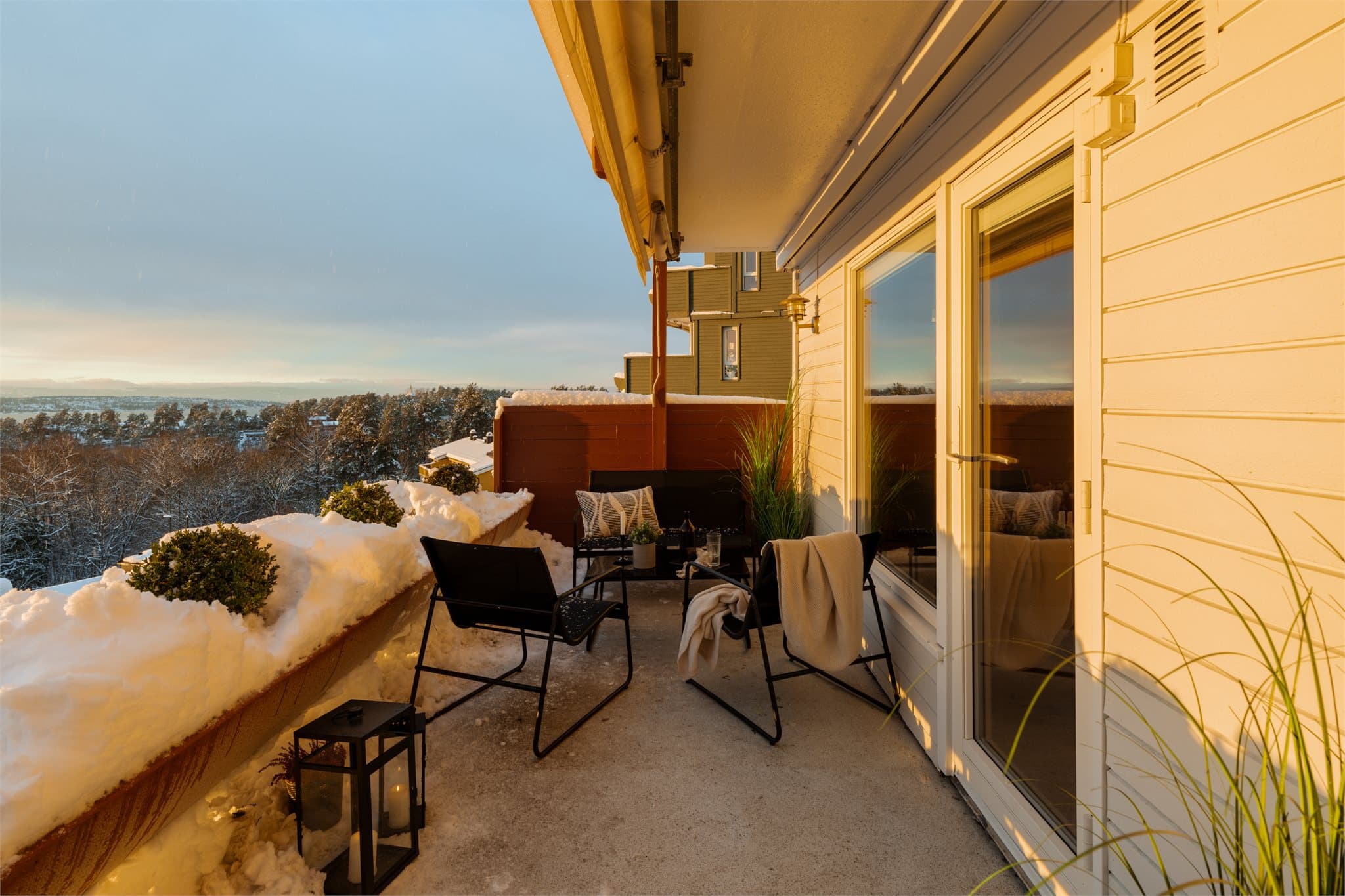 Balkongen er et flott uterom med god plass til sittegruppe og grill.