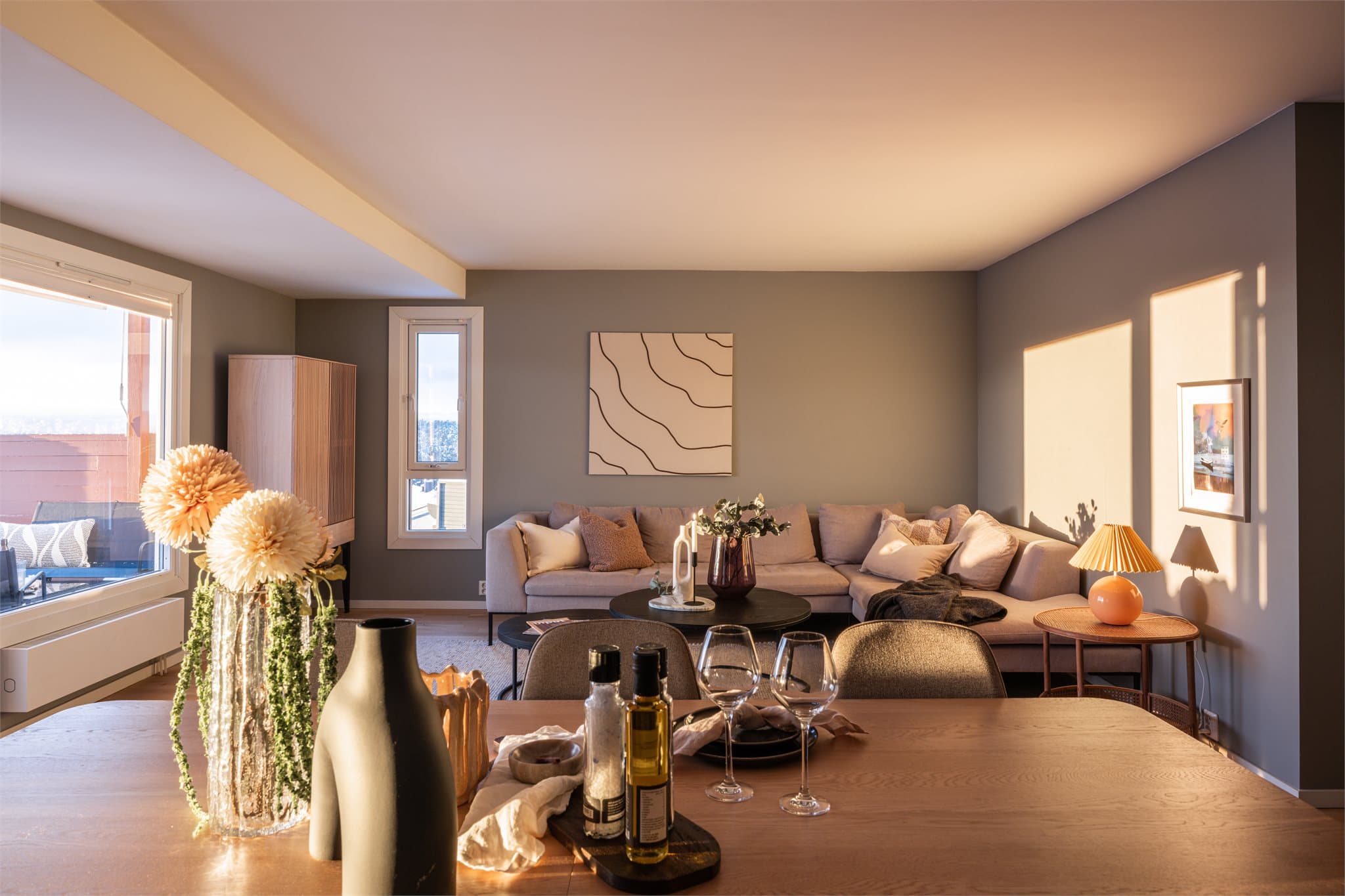 Herlig lysinnslipp i stuen.