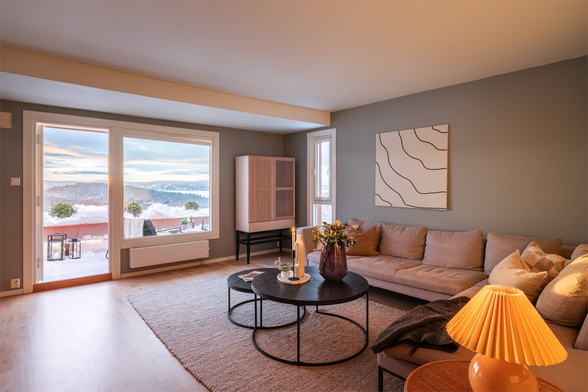 Stuen er romslig og lett å møblere, med god plass til både sofagruppe og spisebord.