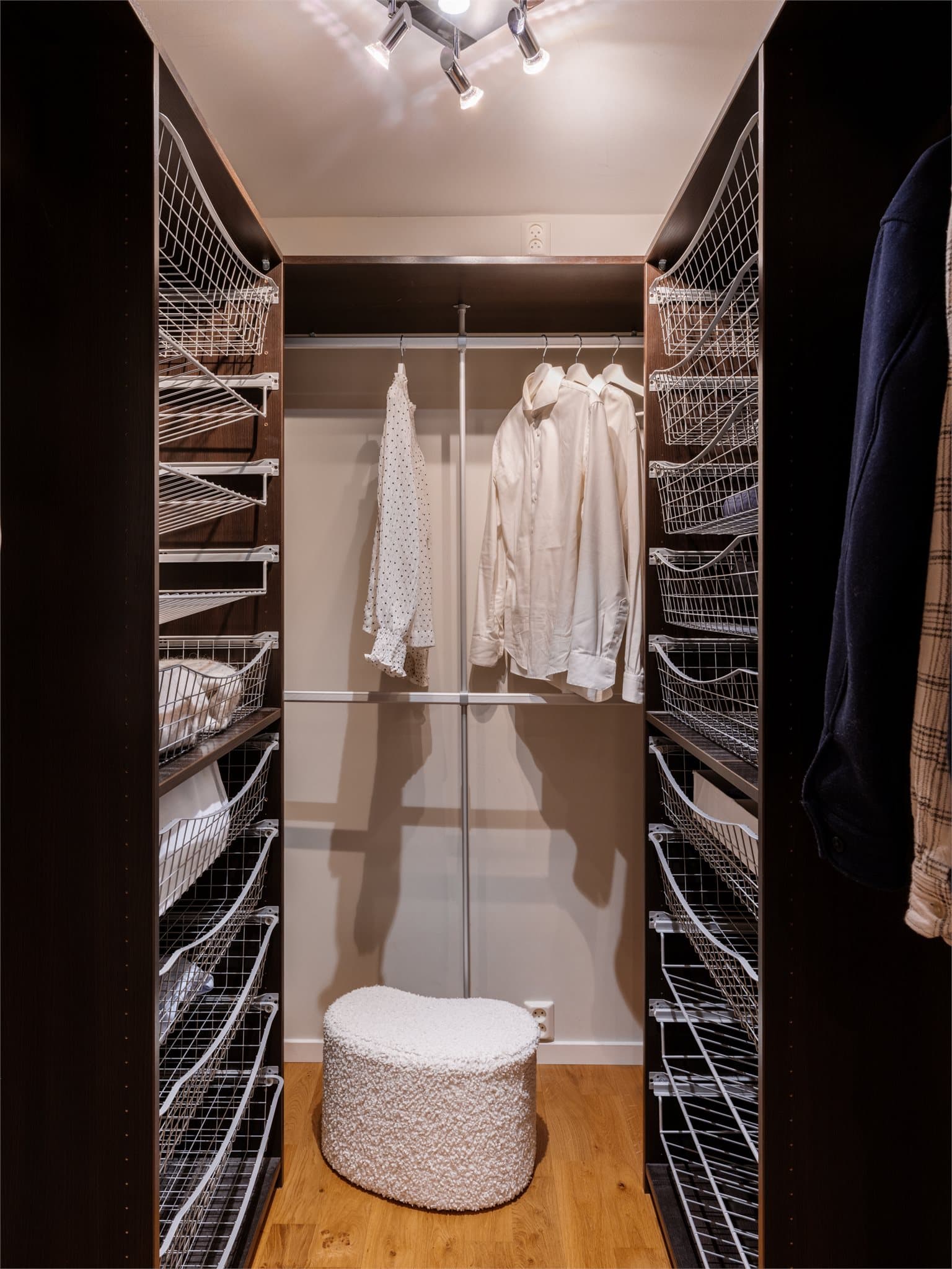 Romslig walk in closet med rikelig oppbevaringsplass