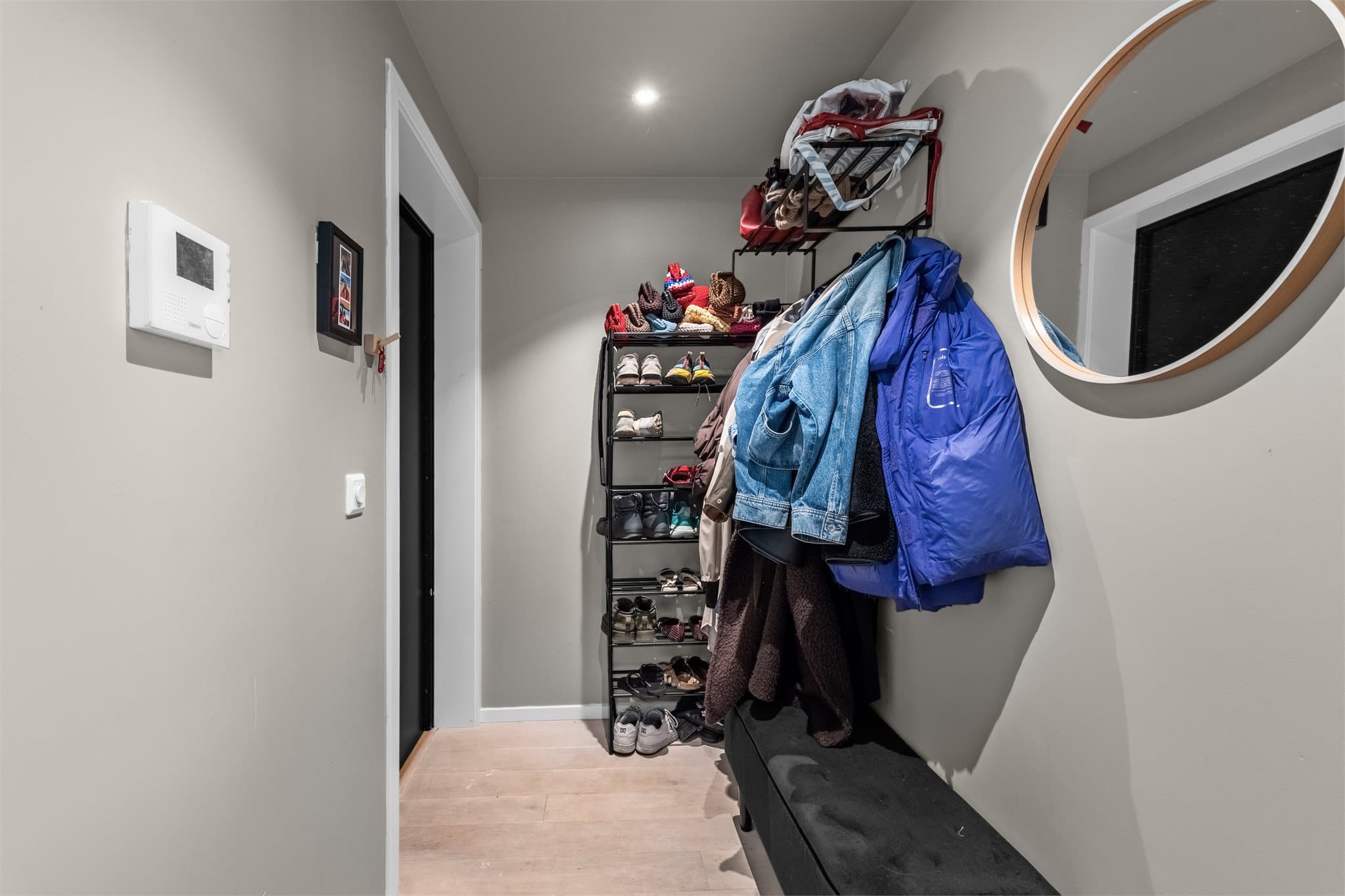Leiligheten ønsker deg velkommen med en romslig og praktisk entré med downlights i himlingen og gode oppbevaringsmuligheter for yttertøy og sko.