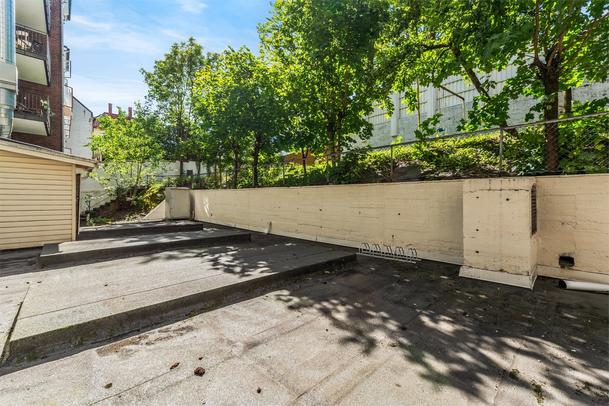 Felles uteområde med plass for sykkelparkering.
