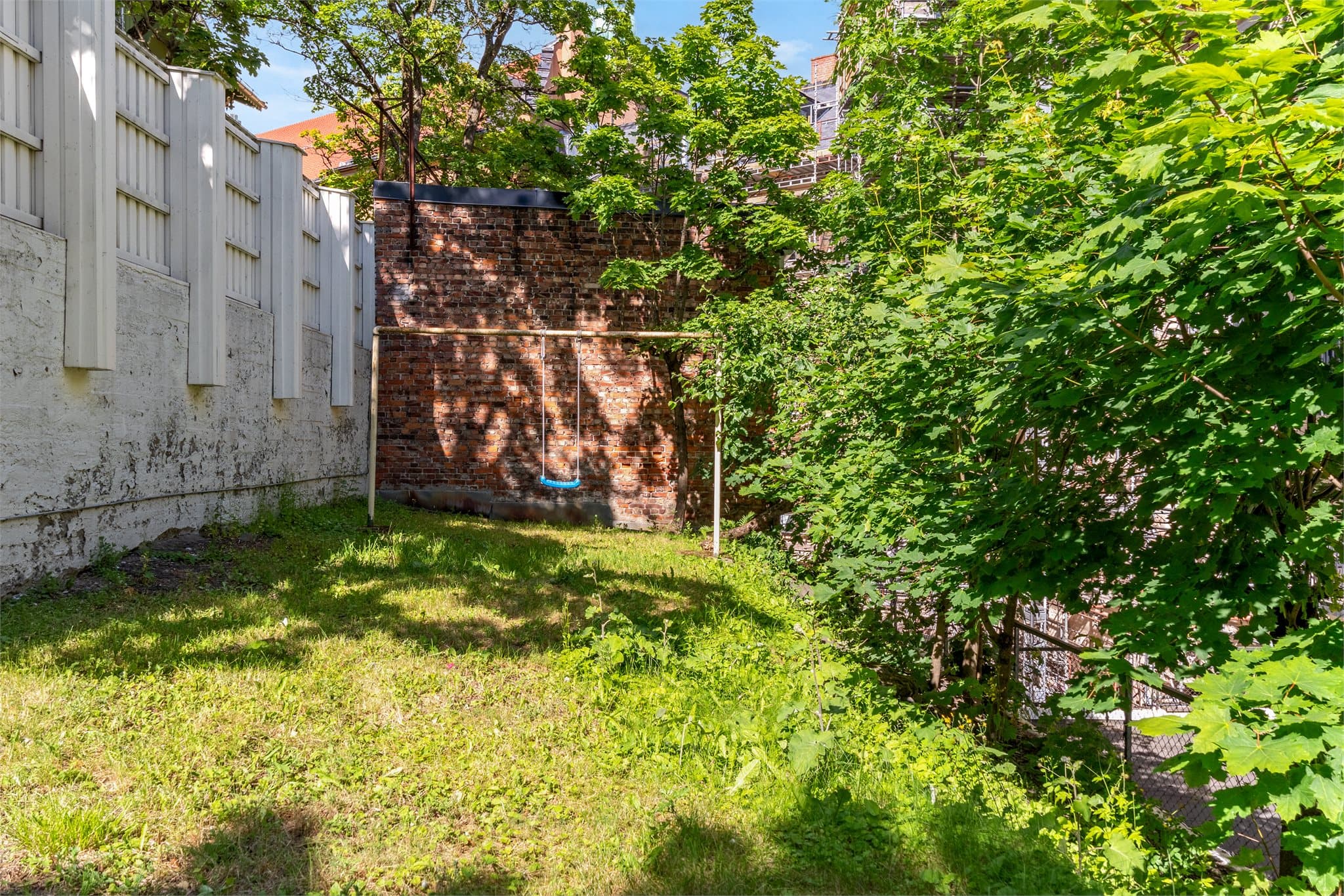 Den skjermede bakgården gir et pusterom fra bylivet.