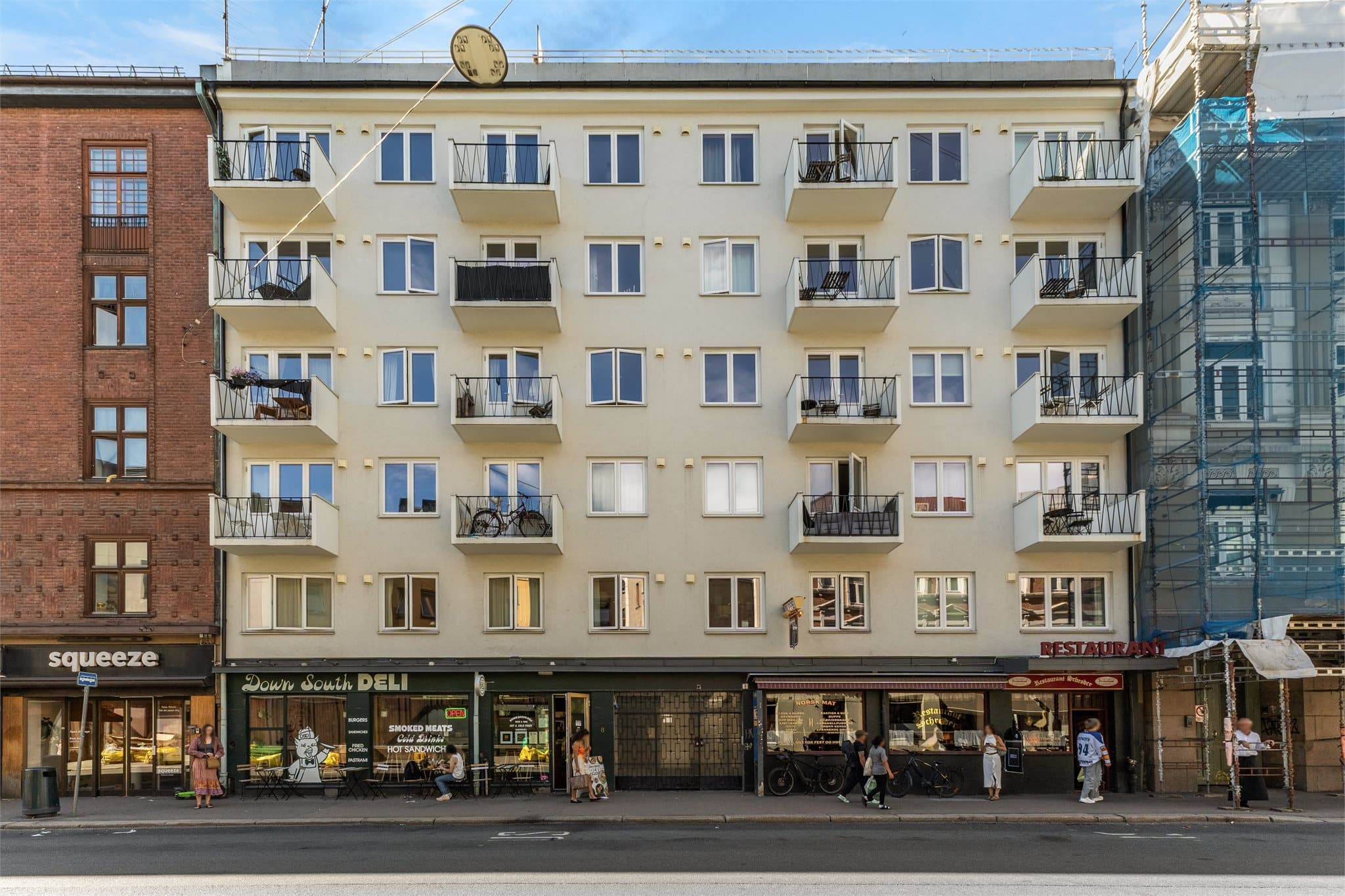 Bygget har en svært sentral beliggenhet med butikker og servicetilbud på gateplan.
