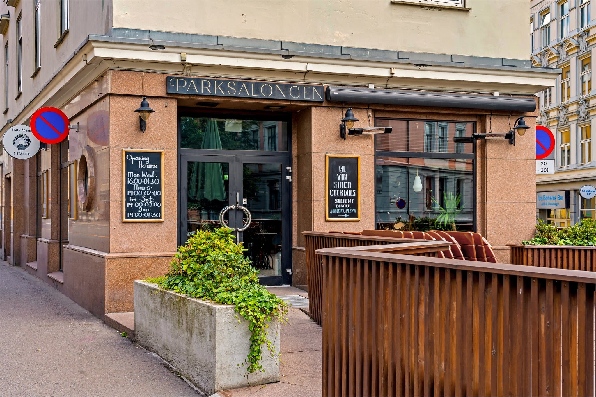 Rett utenfor døren finner du et stort utvalg av populære restauranter og kafeer.