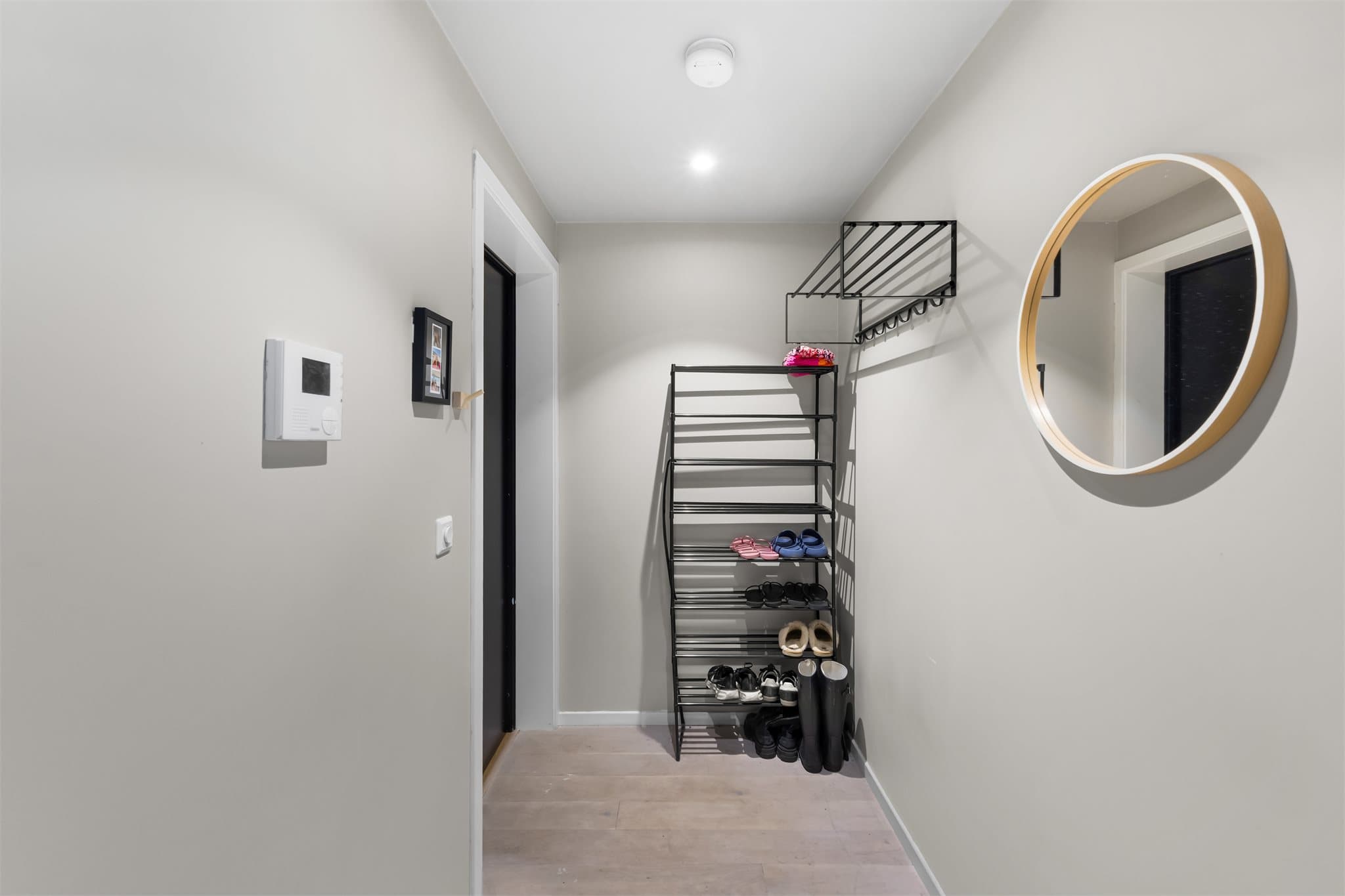 Leiligheten ønsker deg velkommen med en romslig og praktisk entré med downlights i himlingen og gode oppbevaringsmuligheter for yttertøy og sko.