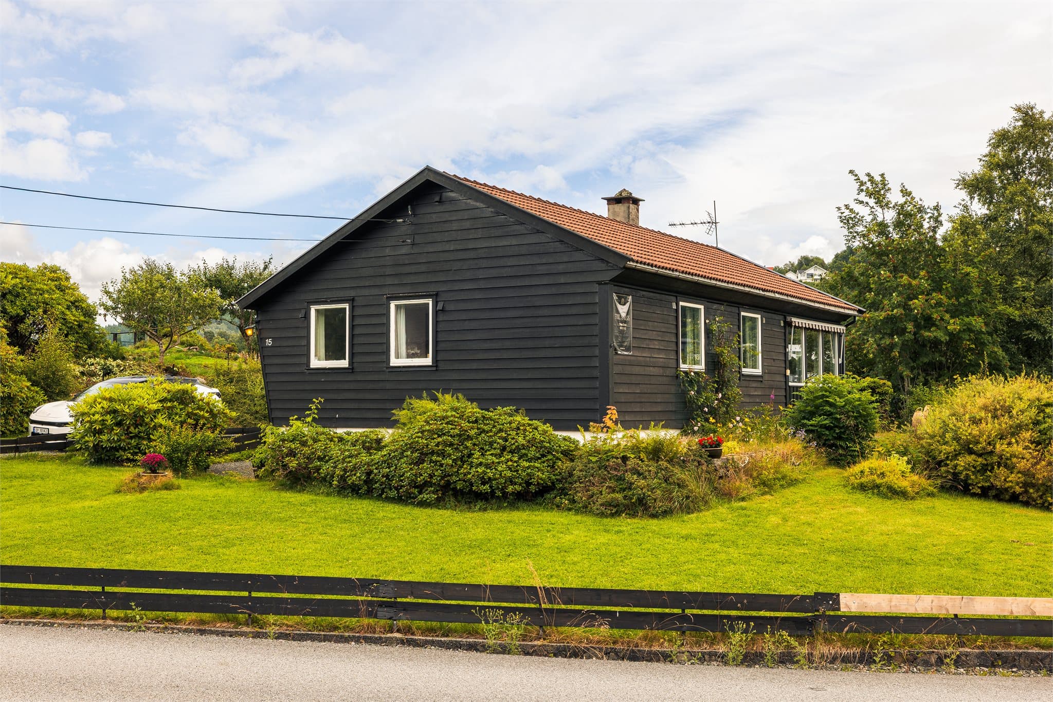 - Flott tomt med stor og opparbeidet hage -