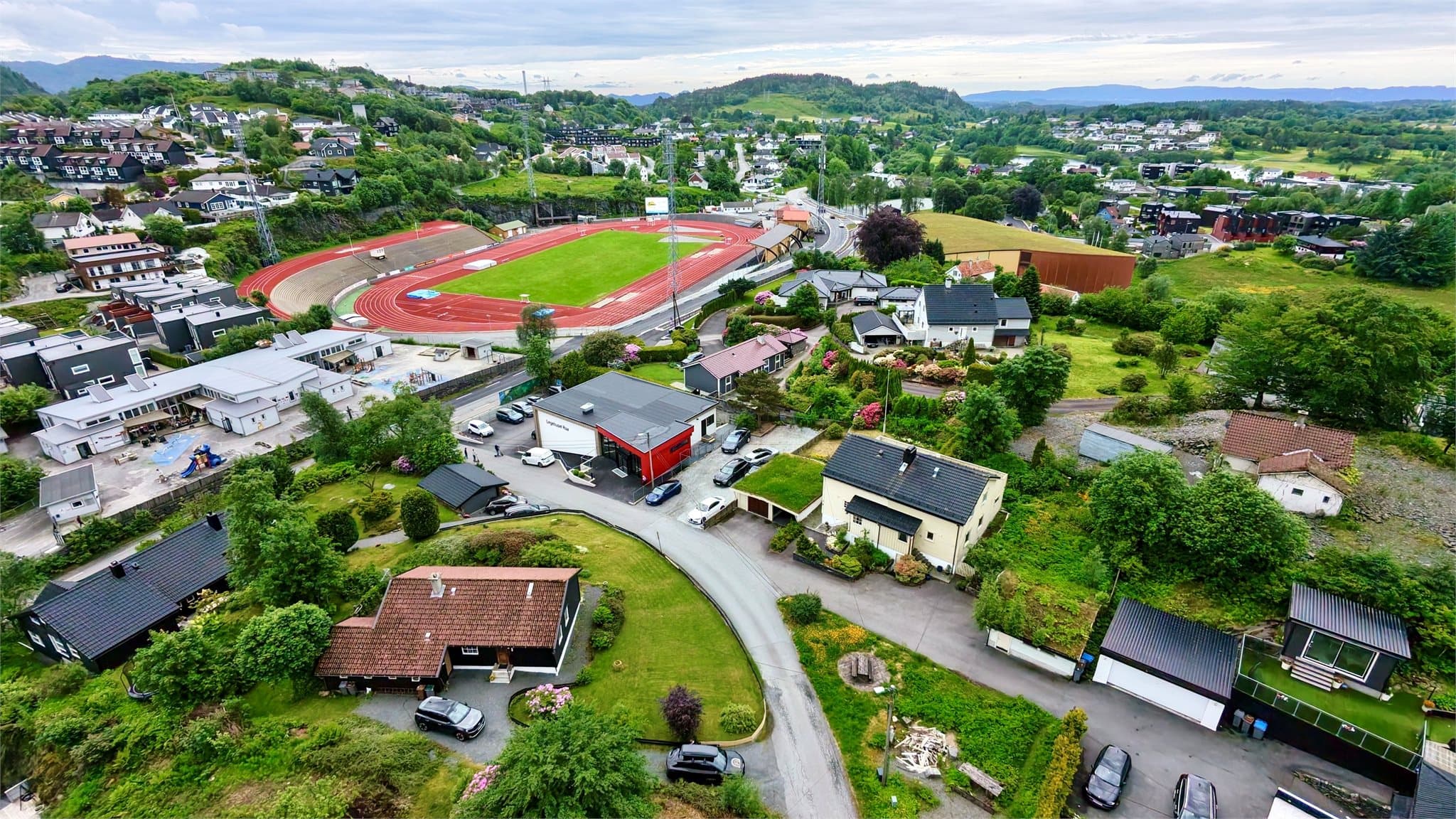 Kort gåavstand til Fana Stadion, Gneist Arena, legekontor, barnehage og barneskole