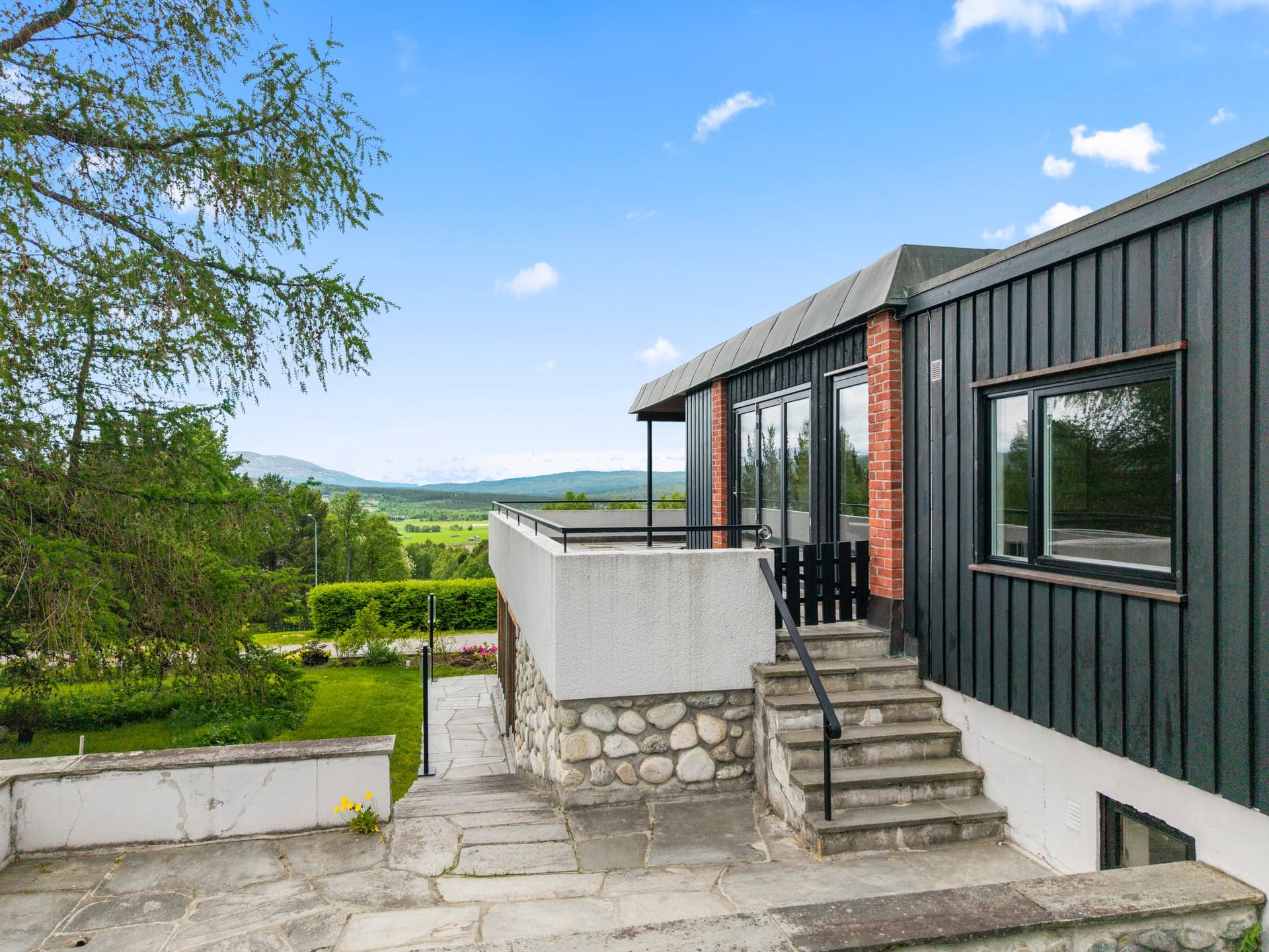 Konstknektveien 68 er en innbydende funkisvilla over to plan, vakkert plassert på en solrik tomt med gangavstand til Røros sentrum.