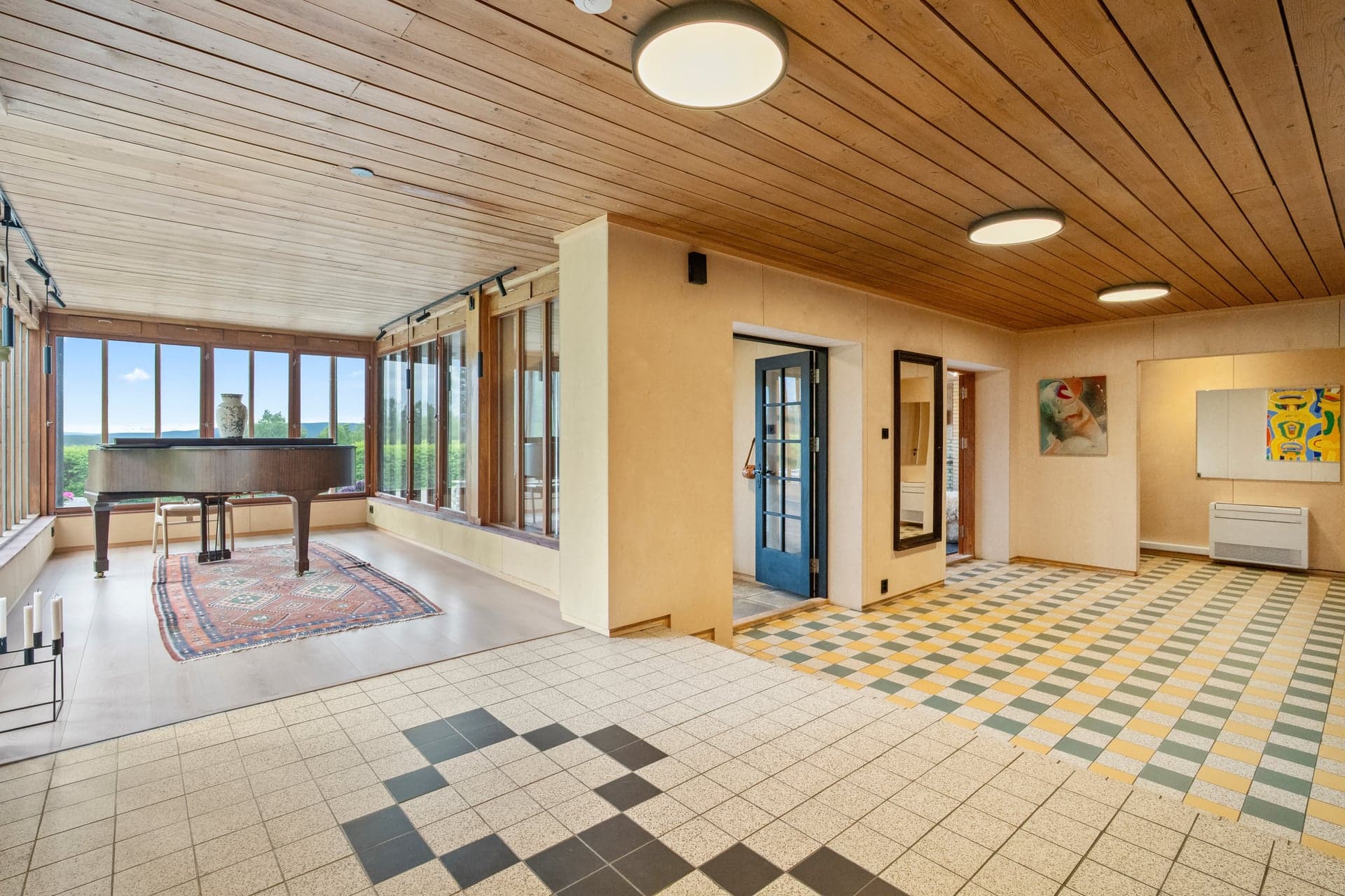 Fondahuset er en kjent funkisvilla på Røros som opprinnelig ble bygd som representasjonsvilla for direktøren i HÅG, Håkon Granlund, på 60-tallet.