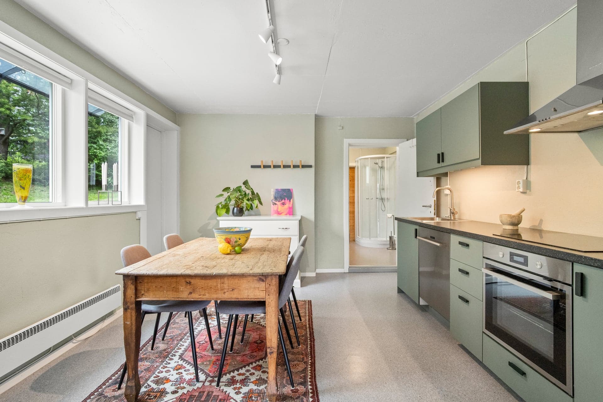 I sokkeletasjen har man et moderne kjøkken med plass til spisegruppe.