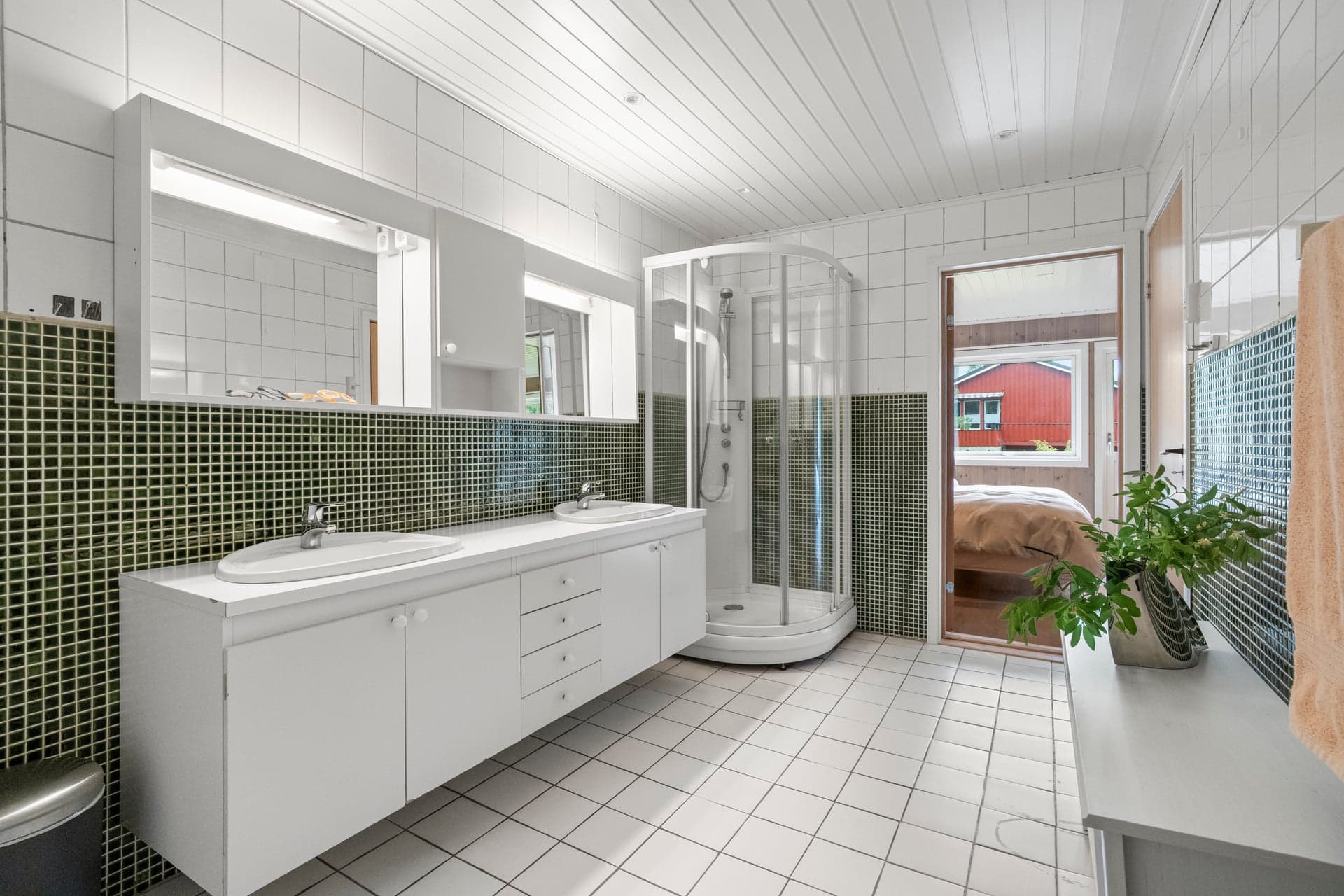 Badet er utstyrt med dobbel servantinnredning og rikelig oppbevaringsplass.