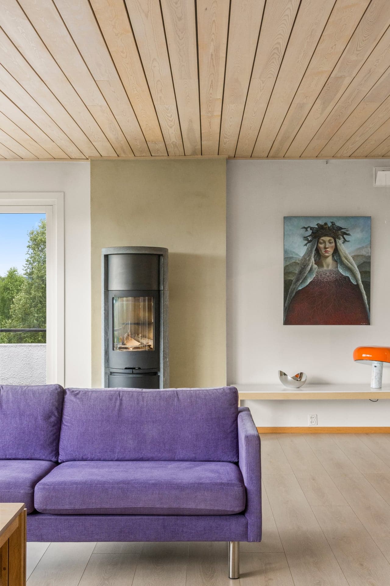 Stuen er utstyrt med en peisovn som gir god varme på kaldere dager.