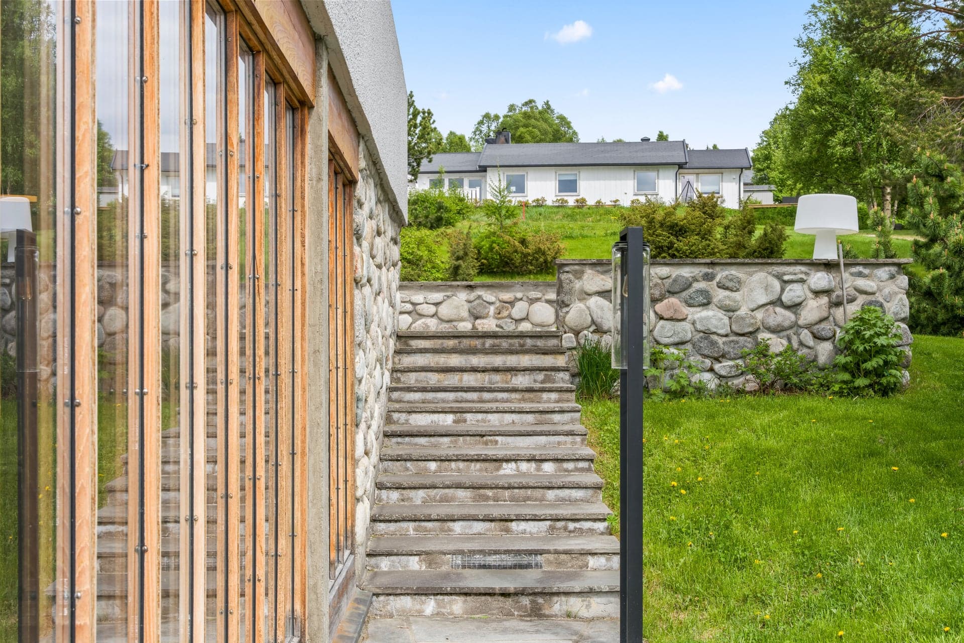 Boligen kjennetegnes av tidløs design og spennende arkitektur.