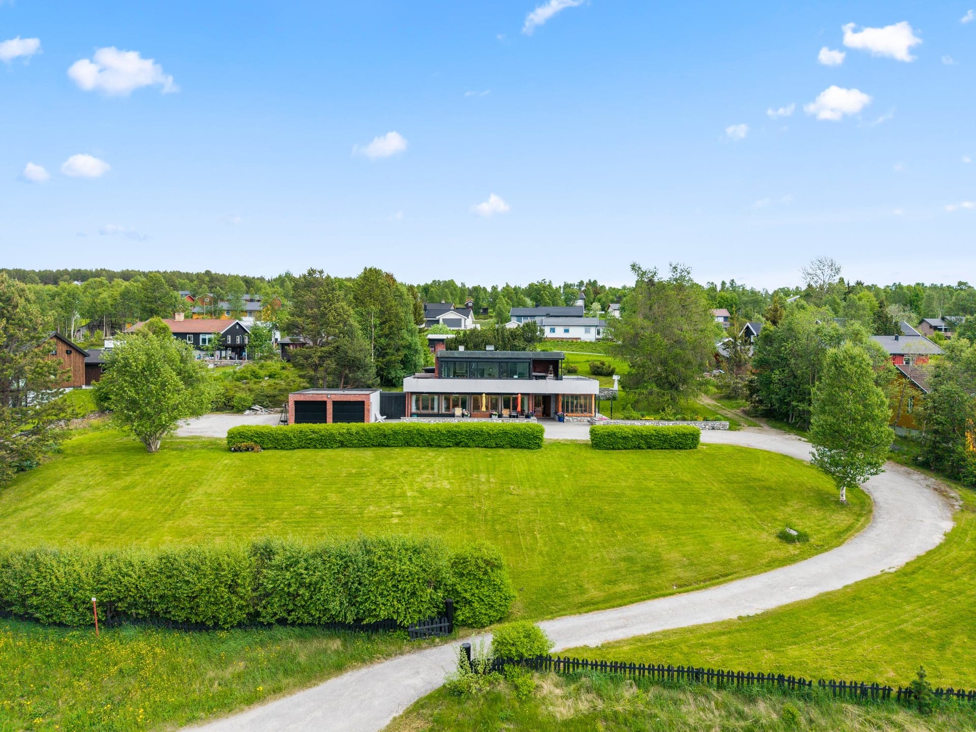Boligen har en asfaltert og elegant innkjørsel som gir et herskapelig preg. Velkommen til visning!
