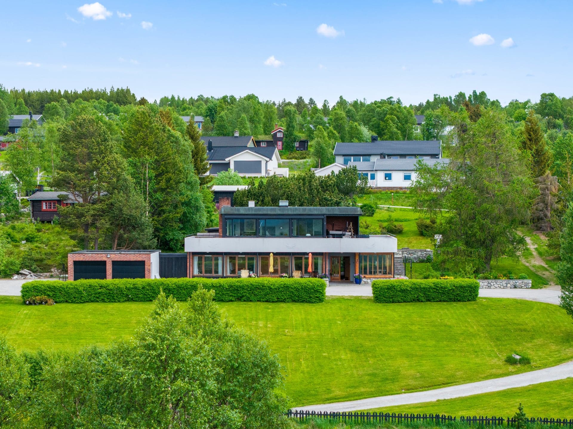 Emera eiendomsmegling ved Marit Skolmli og Eskil Wahl ønsker velkommen til Konstknektveien 68! Fotograf: Huy Ta.