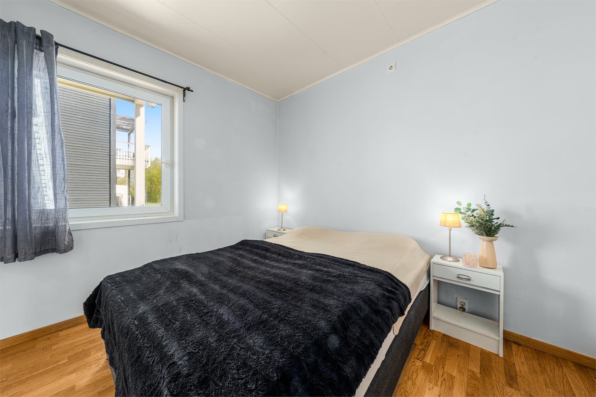 Boligen har et romslig soverom med god plass til dobbelseng og garderobeskap.