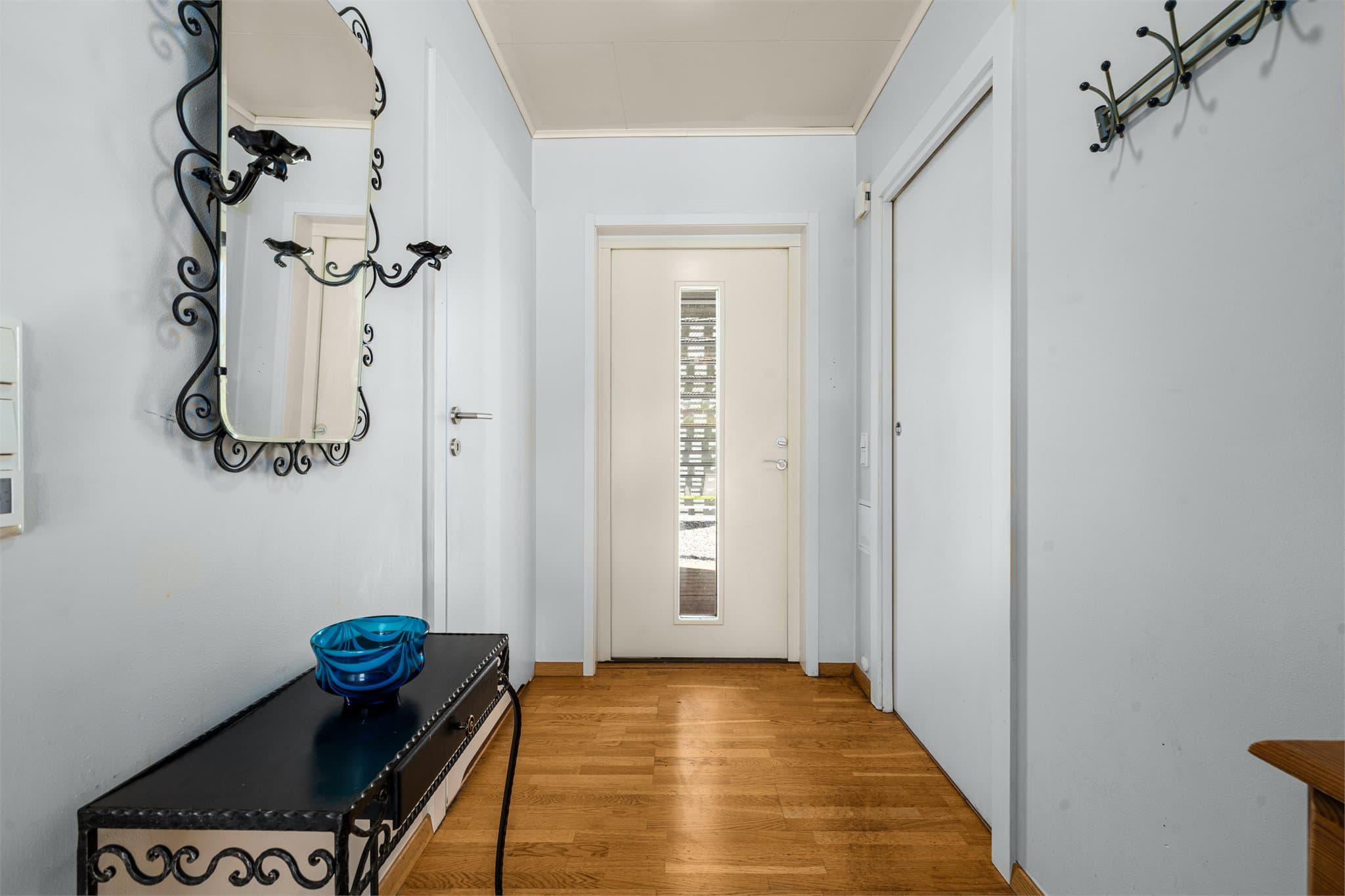 Hall/ entrè med plass for yttertøy og sko. Ytterligere oppbevaringsmuligheter i innvendig og utvendig bod.