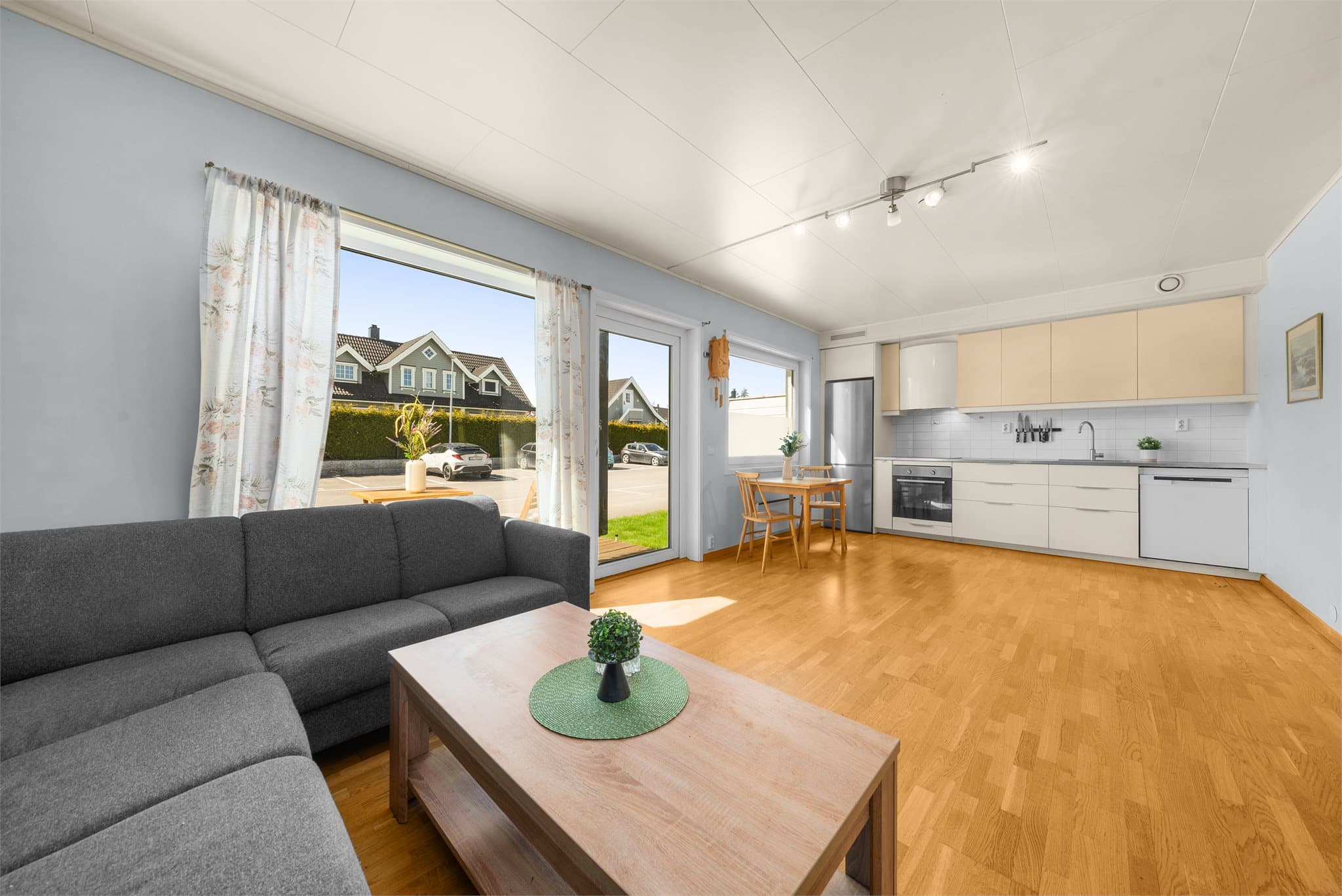 Leiligheten har en fint, åpent allrom med god plass til både sofamøblement og spiseplass mot kjøkkenet.