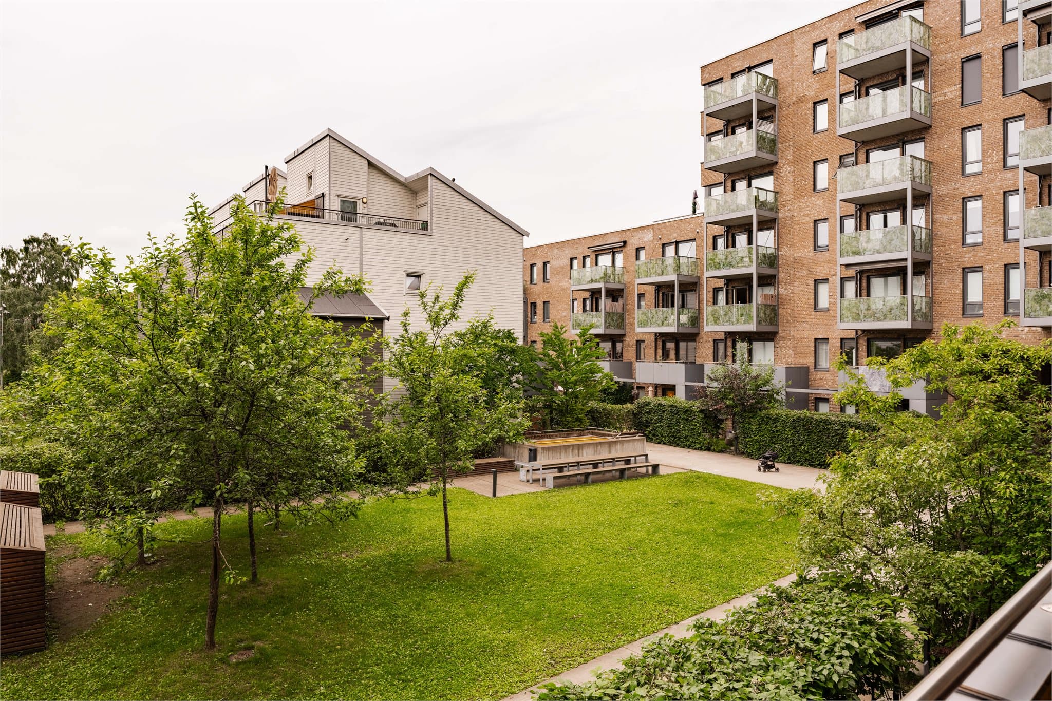 Balkongen byr på et hyggelig utsyn mot frodige grøntområder.