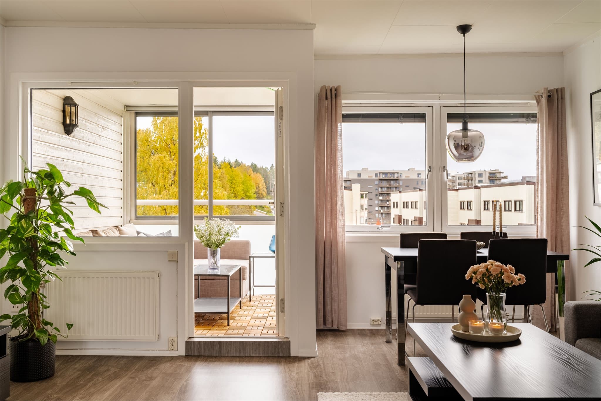 Fra stuen er det direkte utgang til den sydvendte, innglassede balkongen, som blir en naturlig forlengelse av oppholdsrommet på fine dager.