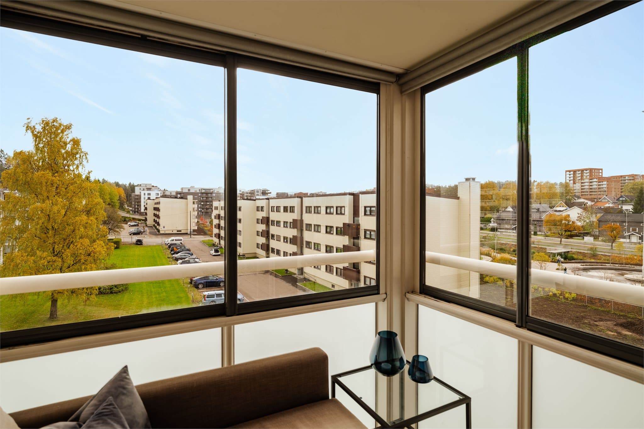 Lys og innbydende toppleilighet med en praktisk planløsning og en flott, sydvendt innglasset balkong med gode solforhold.