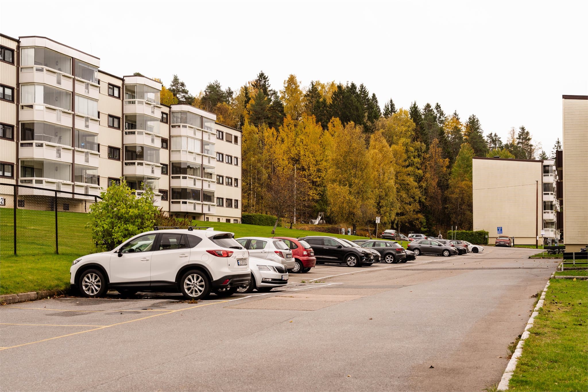 Borettslaget har felles parkeringsplasser og velholdte grøntarealer.