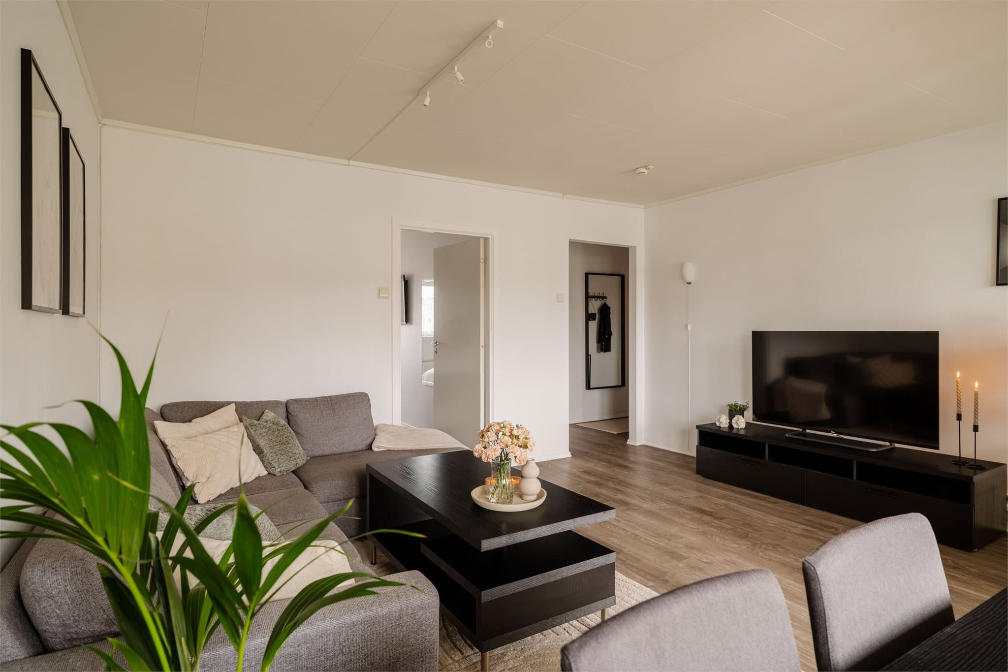 Stuen har en god utforming med plass til både en romslig sofagruppe, TV-møblement og eget spisebord.