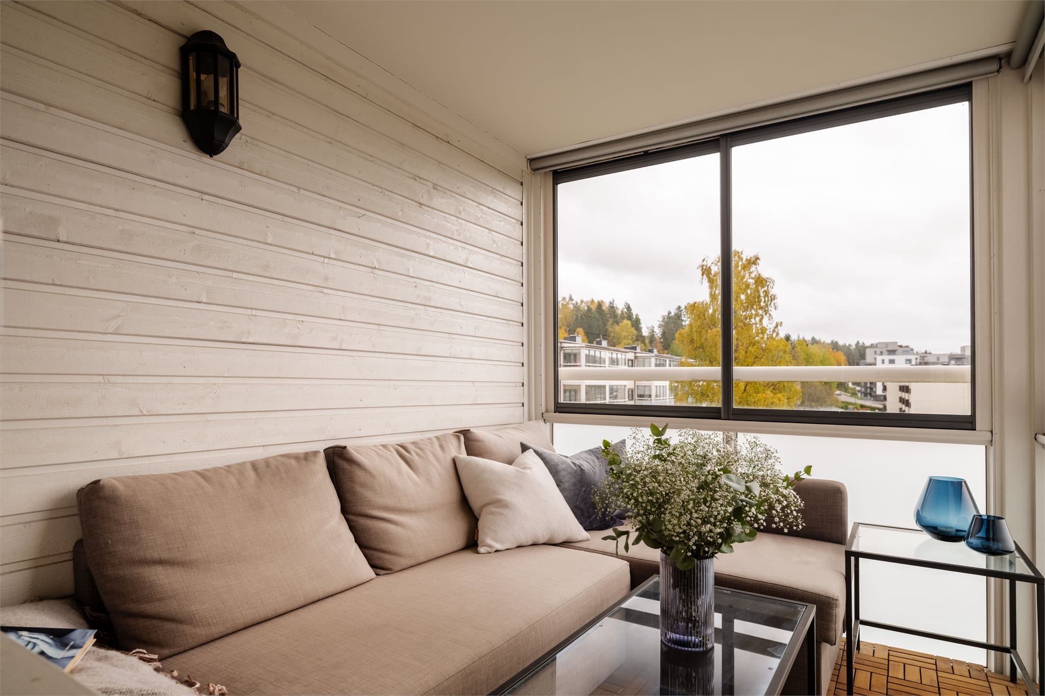 En av boligens klare kvaliteter er den flotte, sydvendte balkongen med innglassing og gode solforhold.
