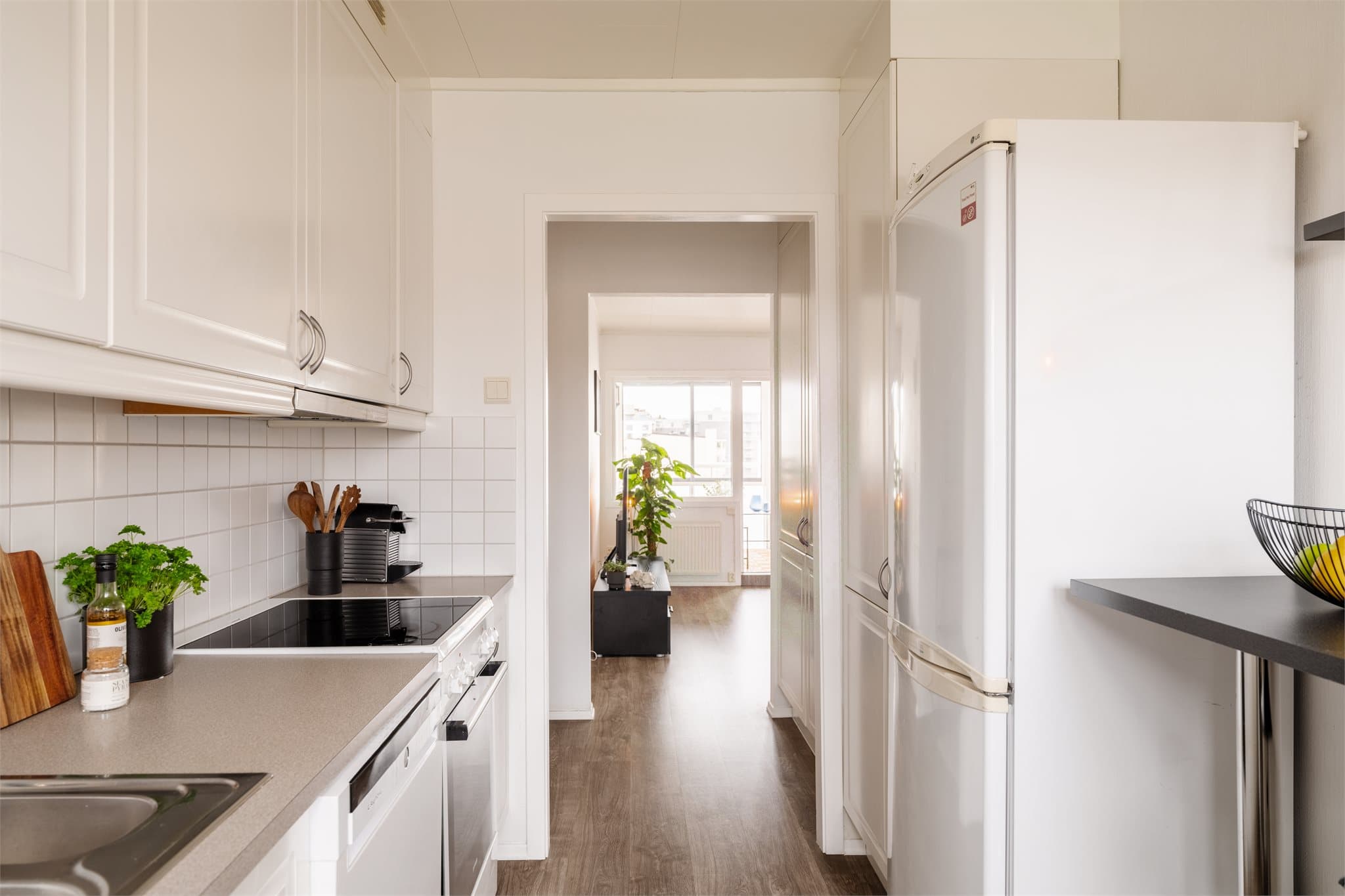 Kjøkkenrommet har godt med skap- og benkeplass på begge sider.