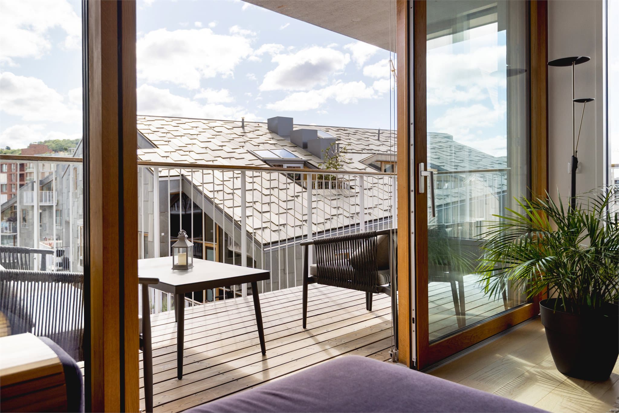 Herfra er det utgang til en balkong på 12 m² - hvor solen kan nytes i hyggelige omgivelser.