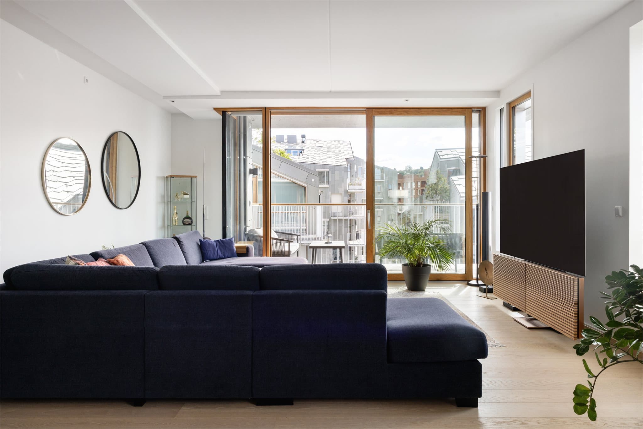 Gjennomført og lekker 4-roms leilighet fra 2020 vendt mot sydøst med flotte solforhold og utsikt over fjorden.