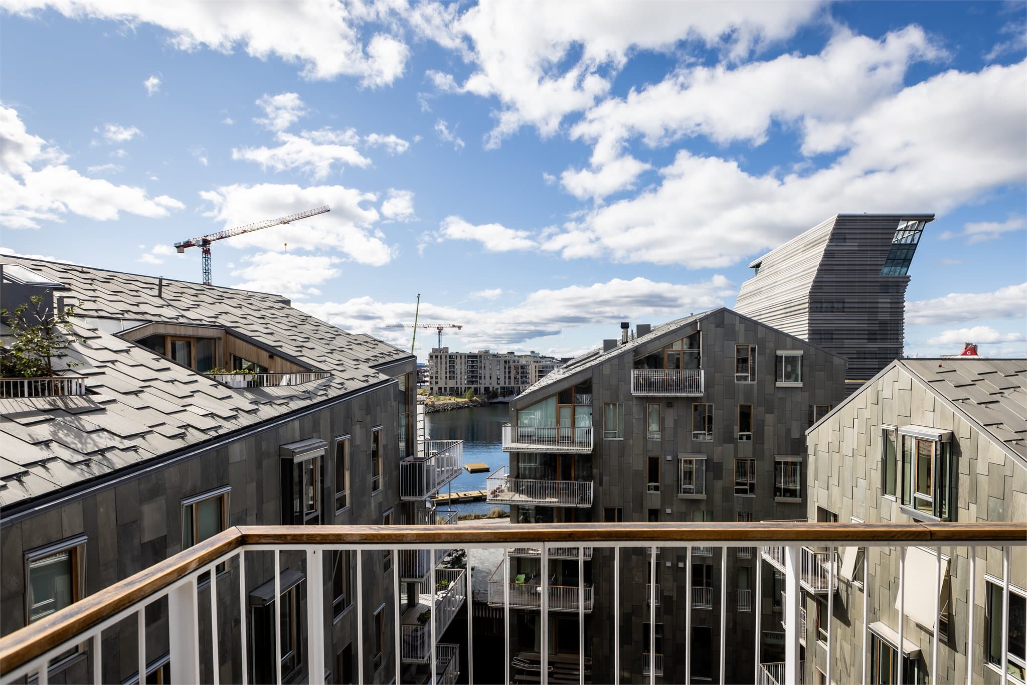 Beliggenheten i Bjørvika gir umiddelbar nærhet til sjø, kultur og et pulserende byliv.