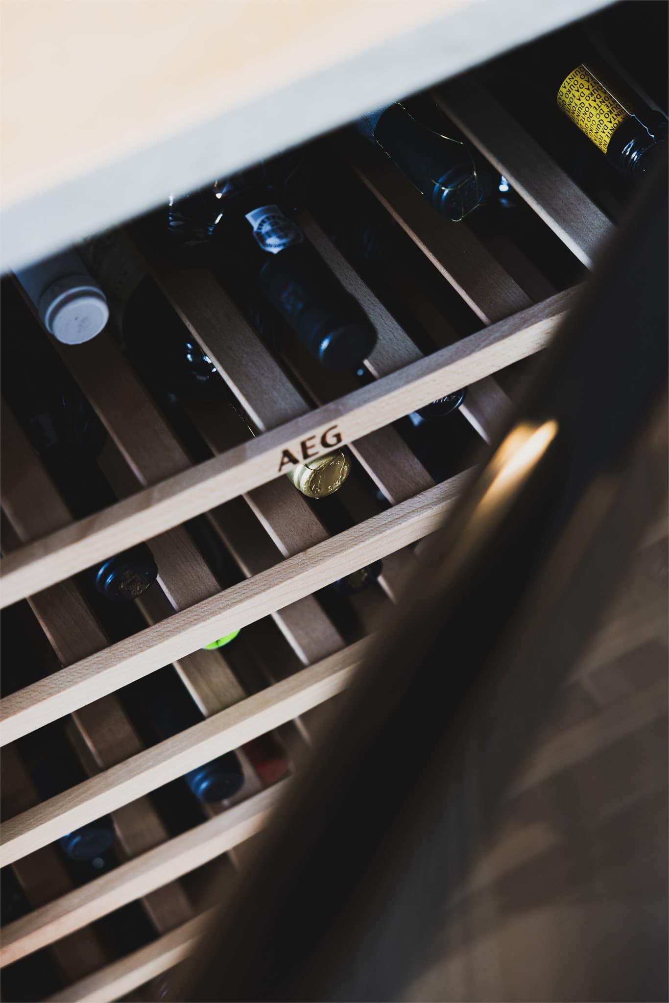 Kjøkkenet er fullt utstyrt med integrerte hvitevarer, inkludert et eget vinskap.