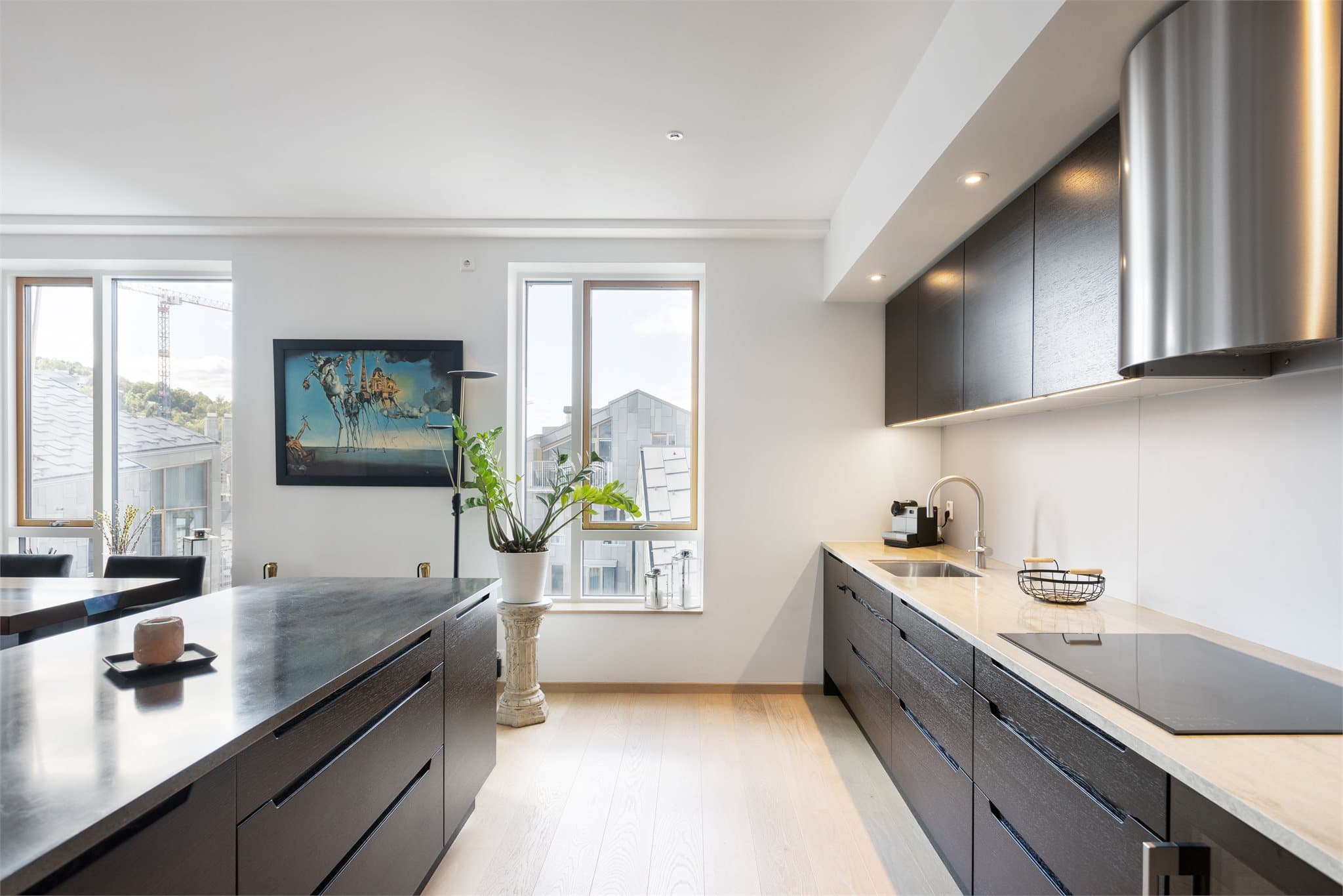 Leiligheten har et lekkert kjøkken fra HTH av høy kvalitet. Kjøkkenet har mørkbeisede fronter og benkeplate i kompositt.