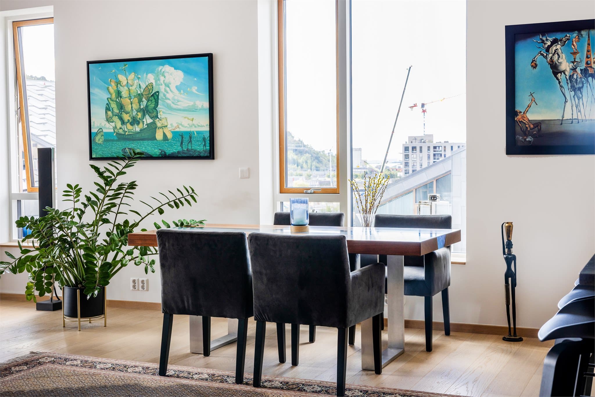 I tilknytning til kjøkkenet er det god plass til en romslig spisegruppe med plass til hele familien eller større sammenkomster.