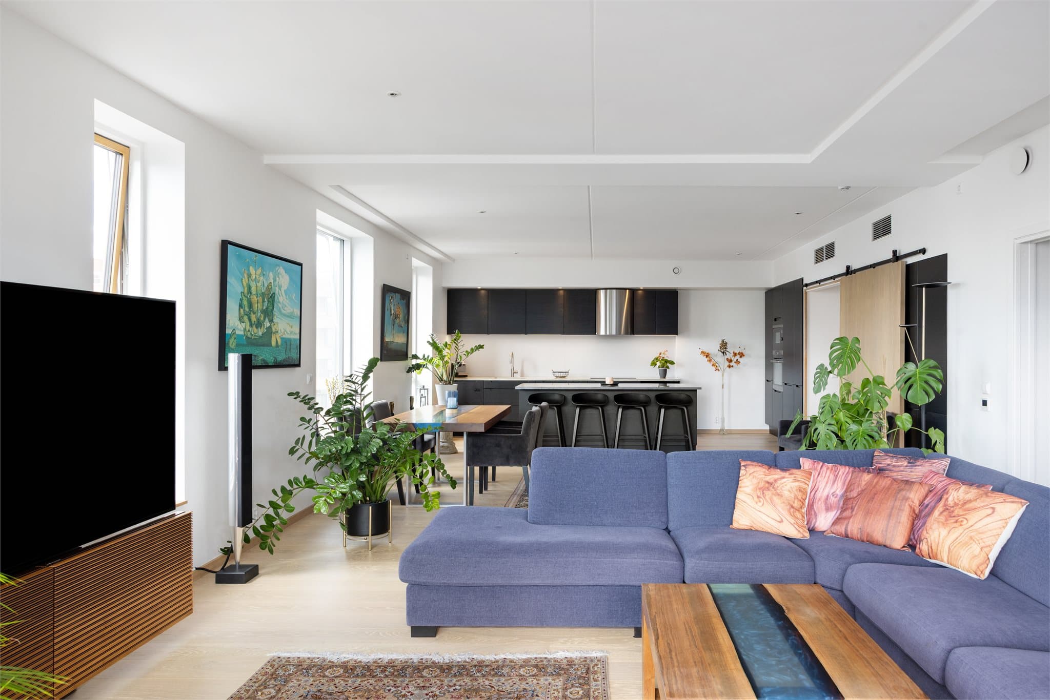 Innvendig møtes du av en åpen og harmonisk stue- og kjøkkenløsning, skapt for både rolige hverdager og gode øyeblikk med venner og familie.