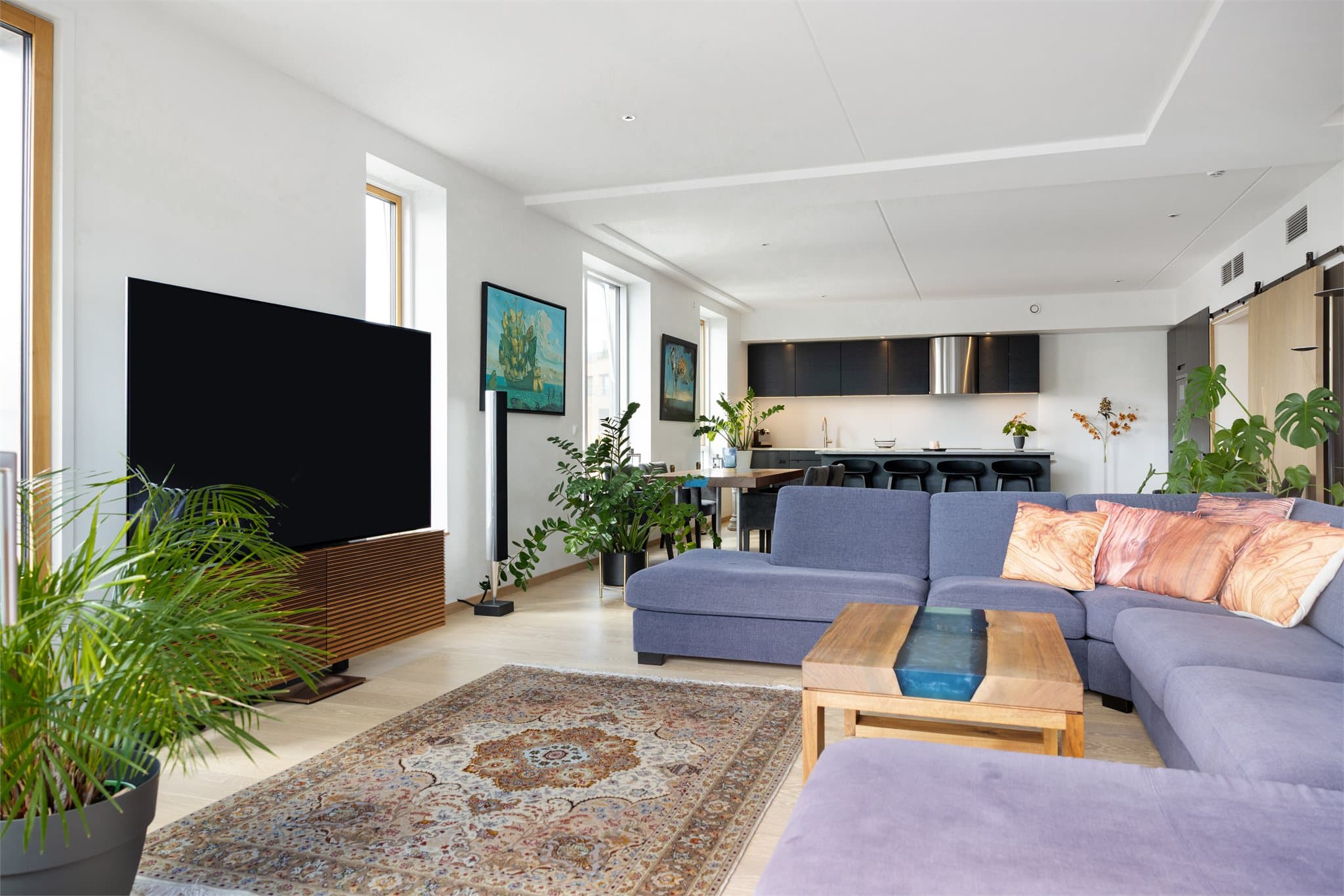 På balkongsiden er det installert elektriske screenduk og markiser, som enkelt styres via en app på mobilen. Dette gir deg mulighet for solrike dager eller mindre innsyn.