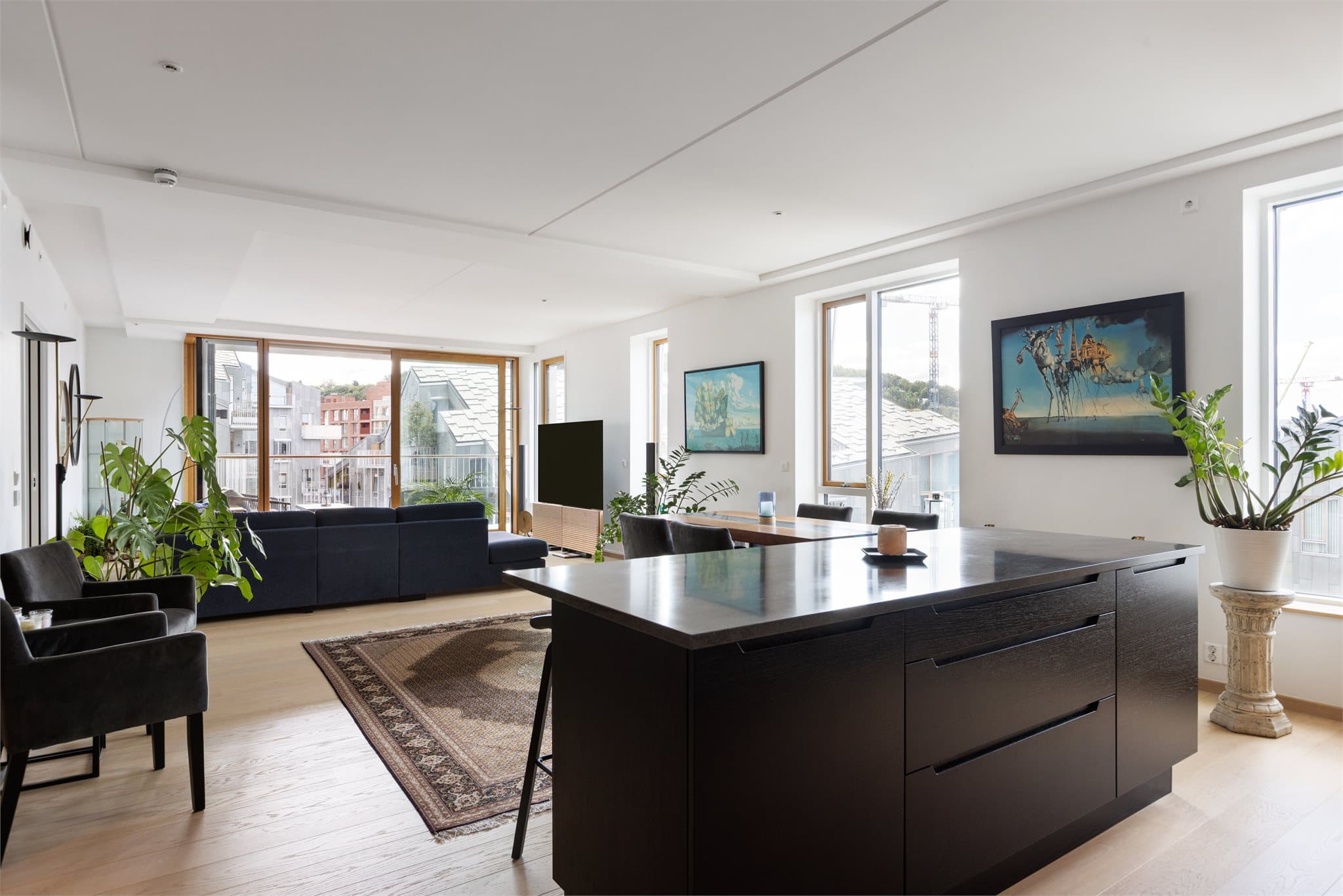 Leiligheten har hjørnebeliggenheten, noe som sikrer lysinnslipp fra flere retninger og unik utsikt.